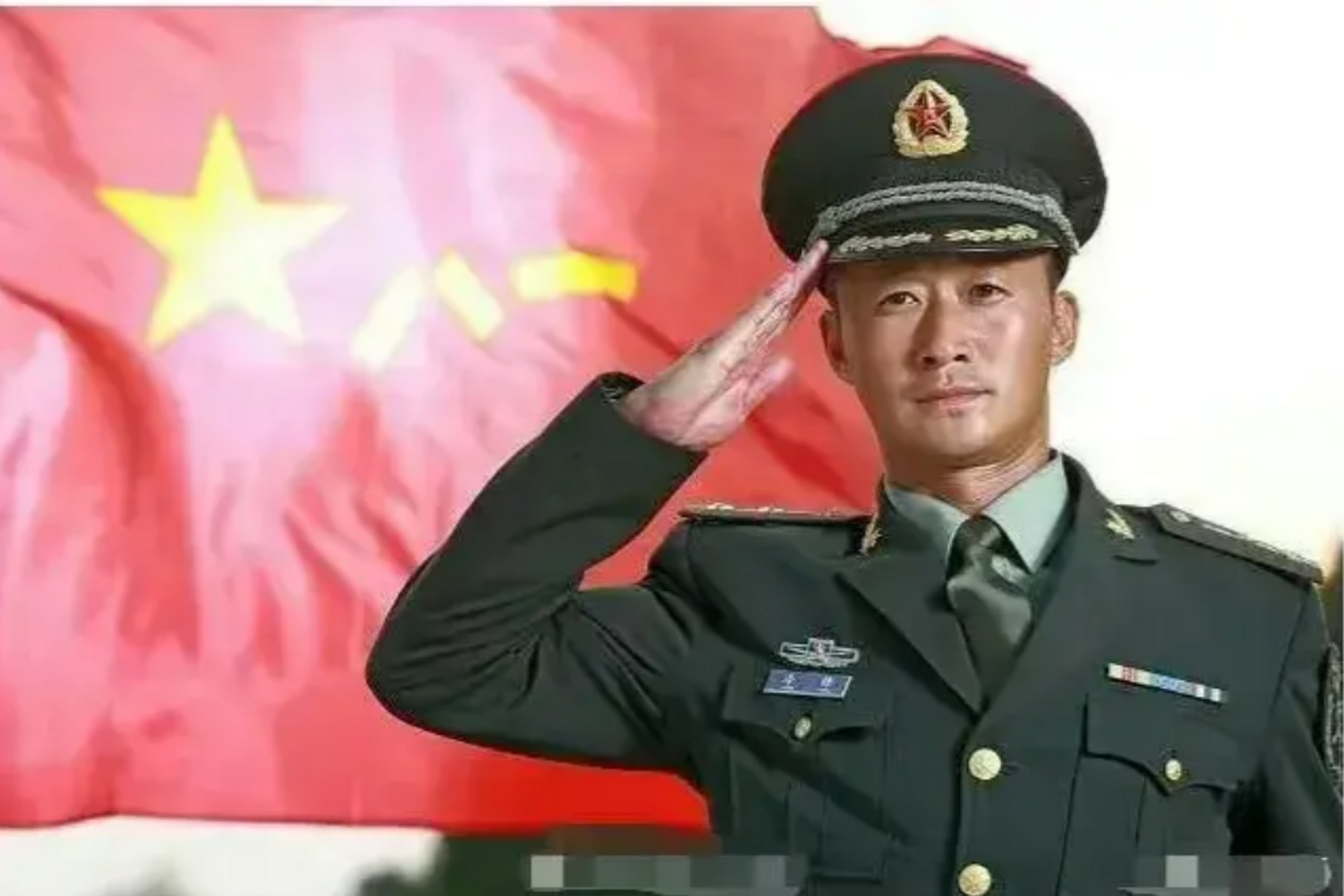 吴京军装庆祝八一建军节引争议,评论分歧激化
