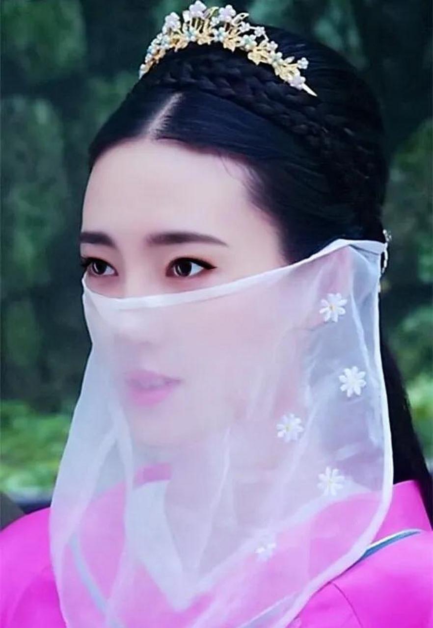 领动计划# 这些美女们都戴着轻薄面纱,大家能认出来几位?
