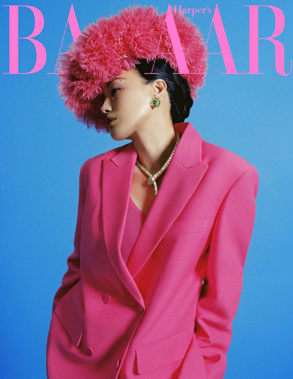 舒淇 x《时尚芭莎》身穿廓形西装套装搭配蛇形项链,酷飒而不失优雅