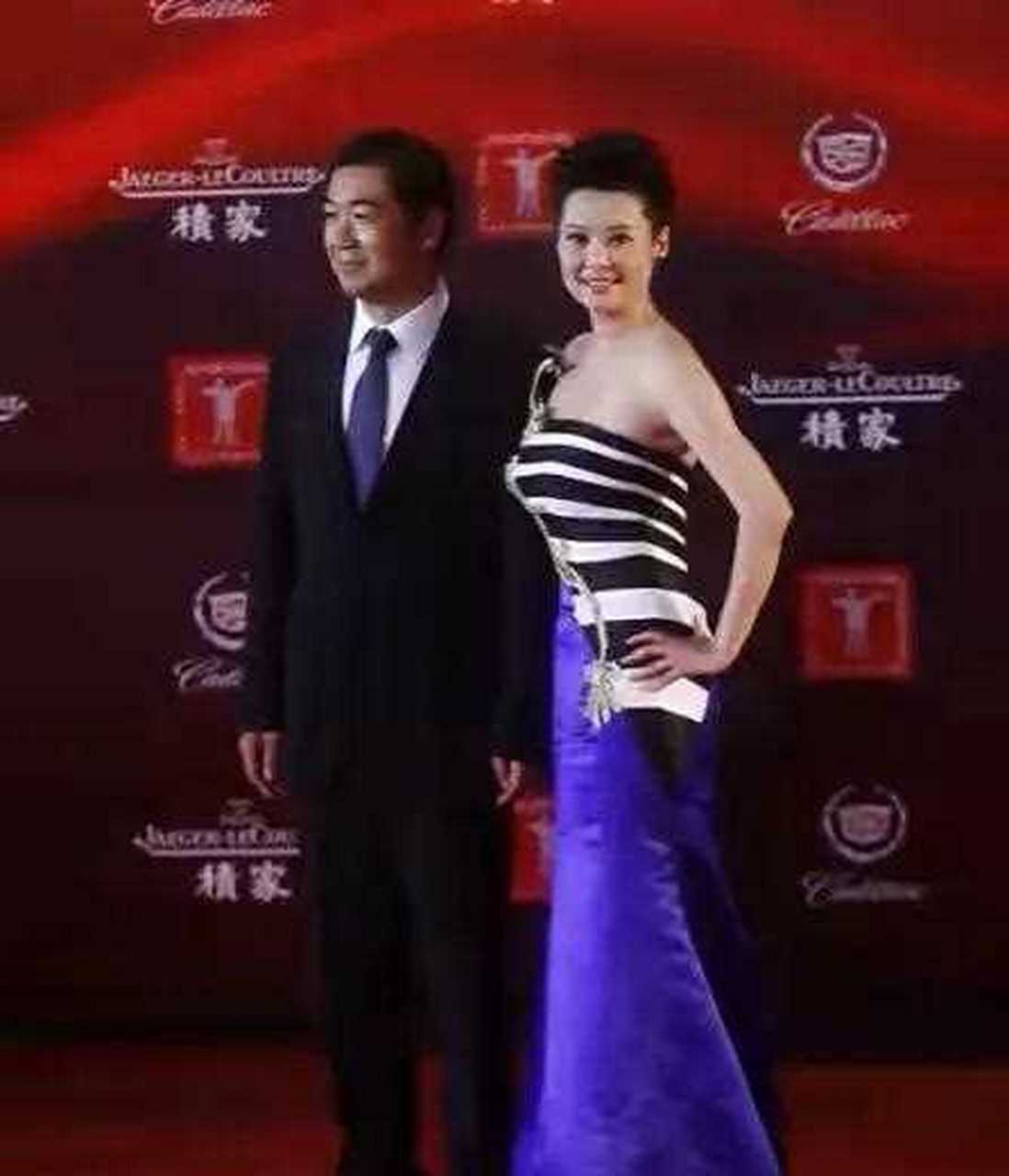 张国立袁立高调牵手走红毯.