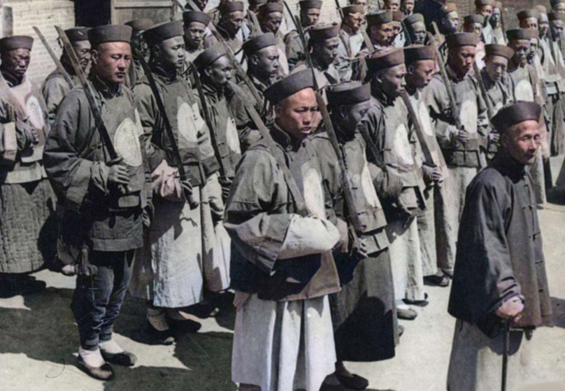 1905年,清朝设立了巡警部,这些巡警的服装和武器都未与新时代气氛相符