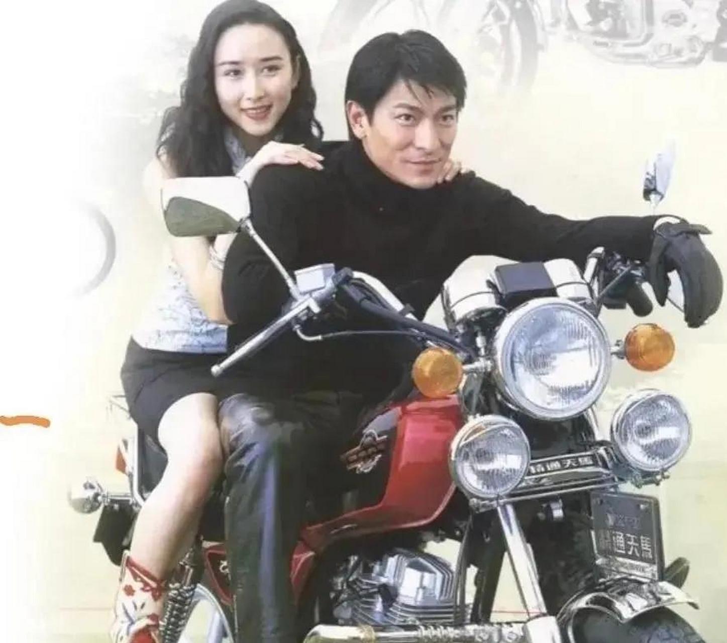 当时的刘德华和胡静都还比较年轻,如今也已是岁月催人老