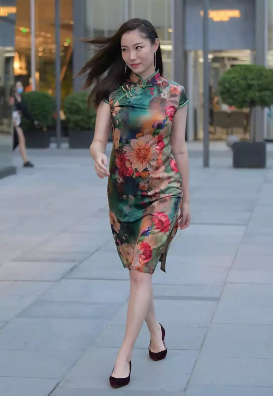 清秀姐姐时尚旗袍配高跟鞋,完美演绎气质淑女范,精致女人味十足