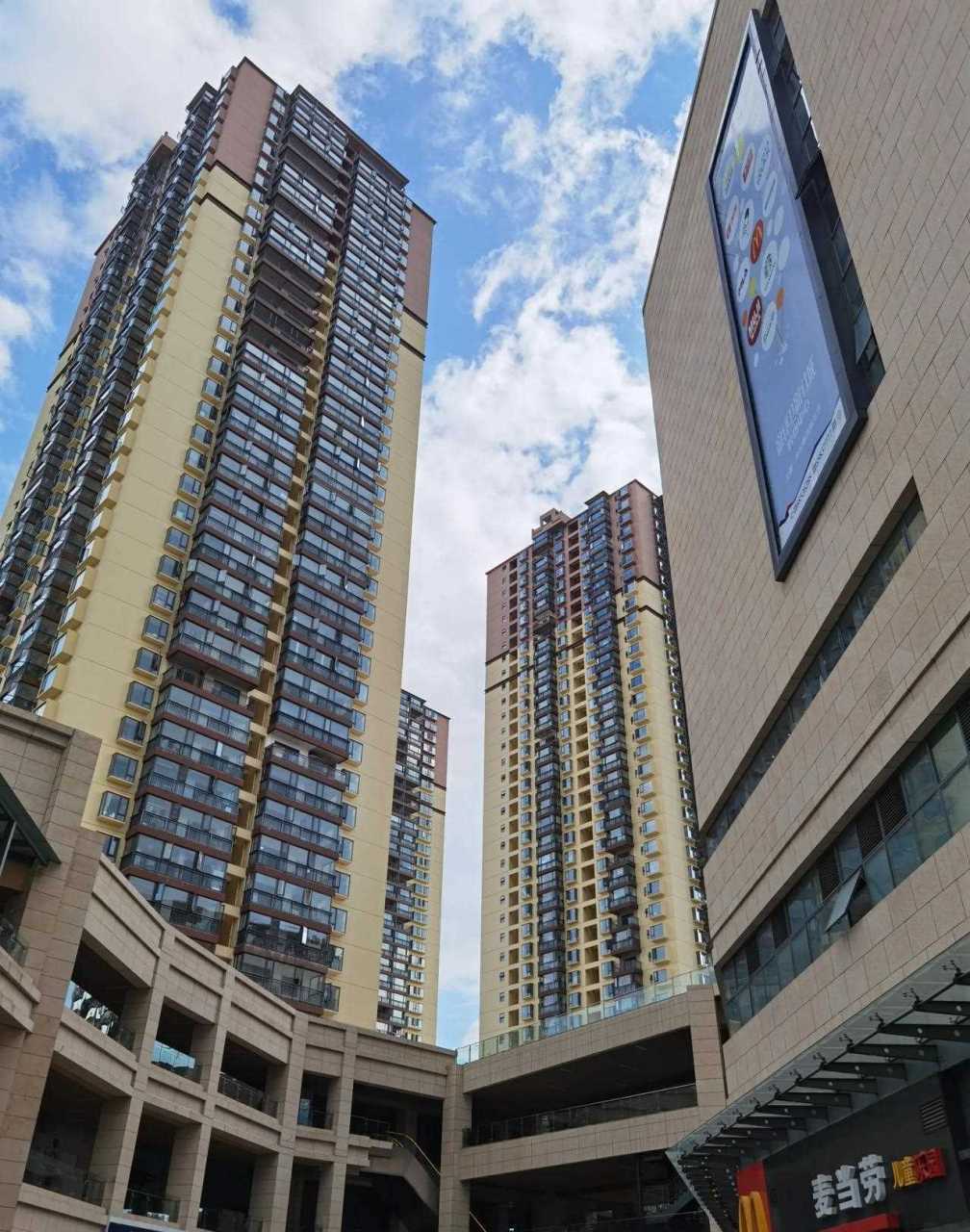 昆明新迎新城购物中心,对面是瑞鼎城爱琴海公园,两个体量都不小,相隔