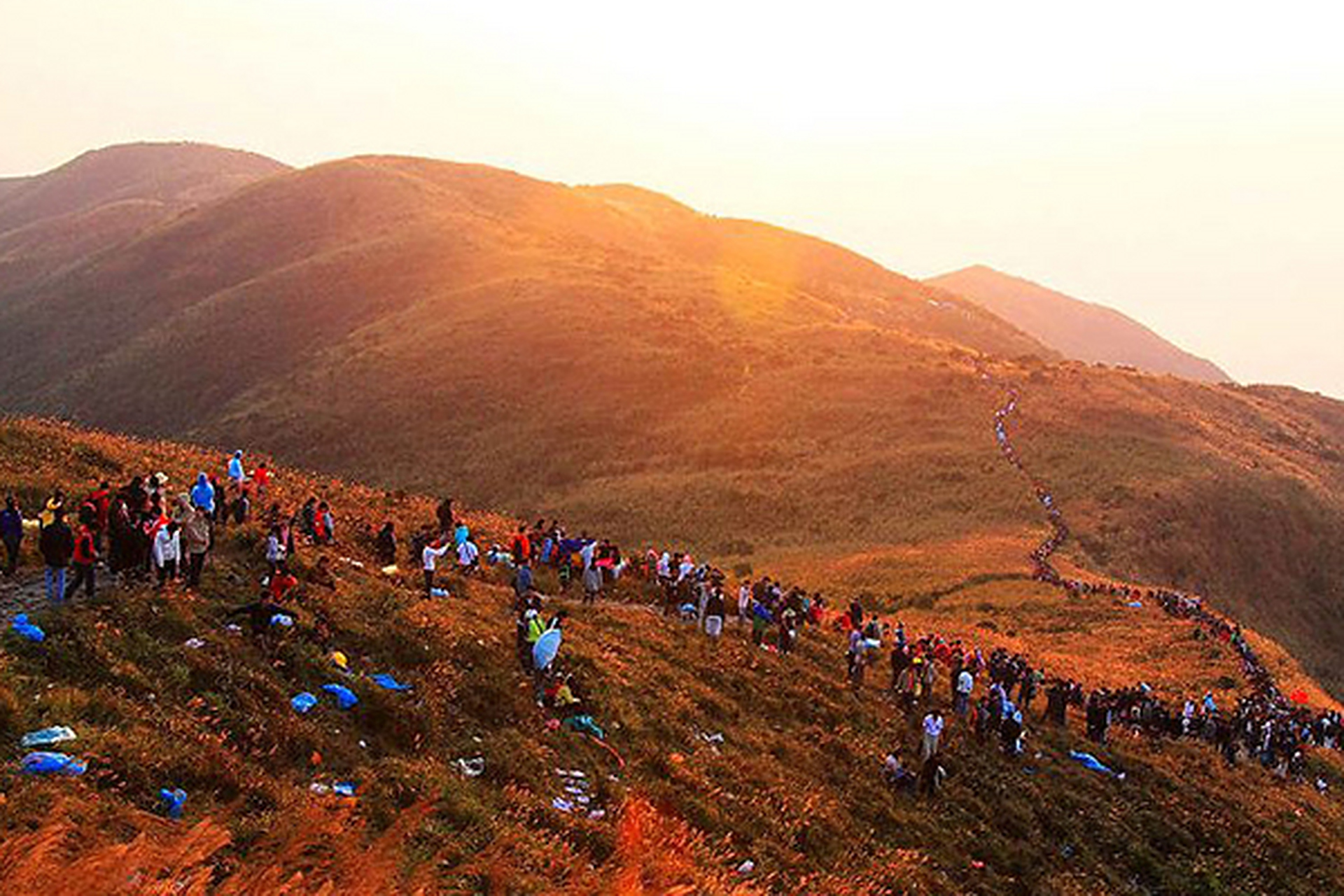 广州爬山十个好去处:   1,白云山  2,莲花山  3,天堂顶  4,越秀山  5