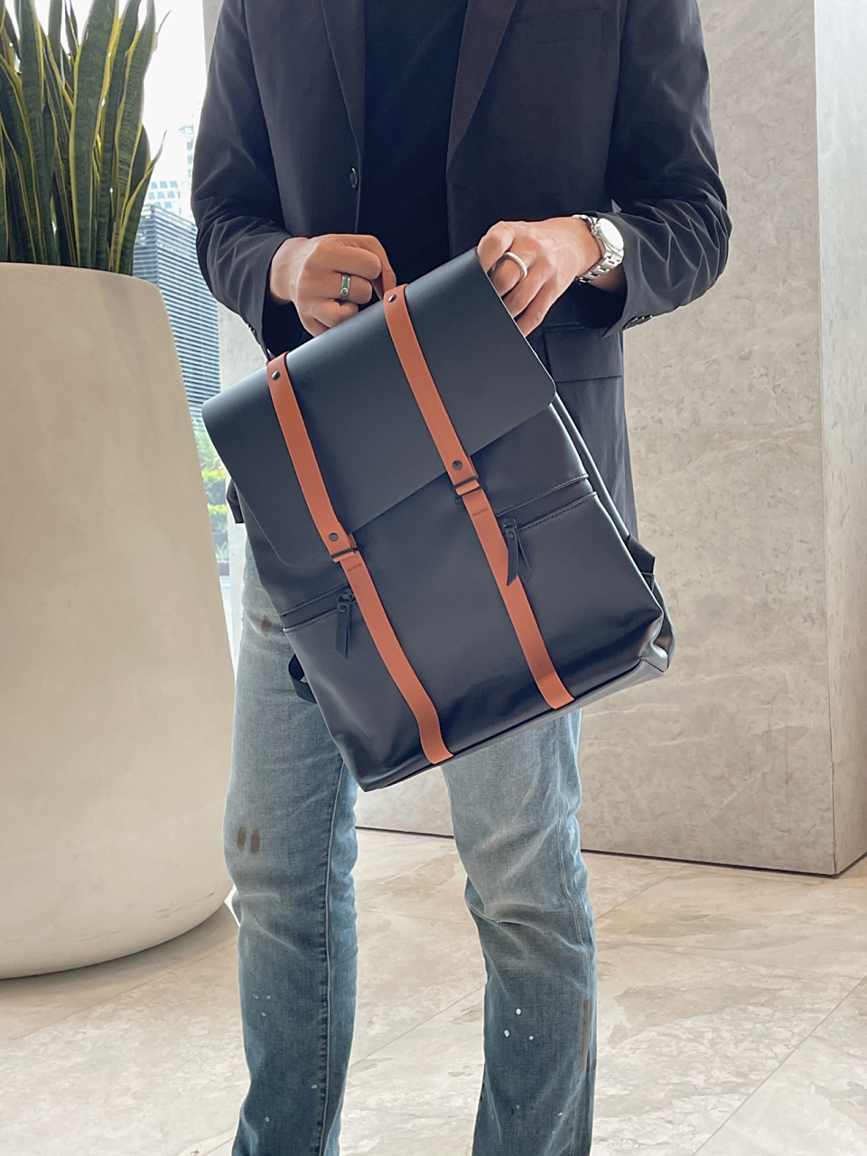 gaston luga|一个能装下10台ccd相机的包～ #潮级玩家# #未选择的路