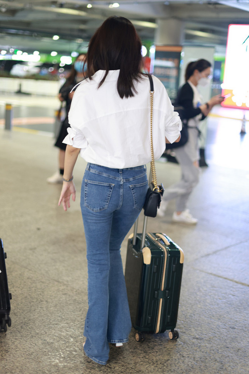 王媛可白色衬衫 蓝色牛仔裤,简约又大方 在夏季中,不光是有t恤和