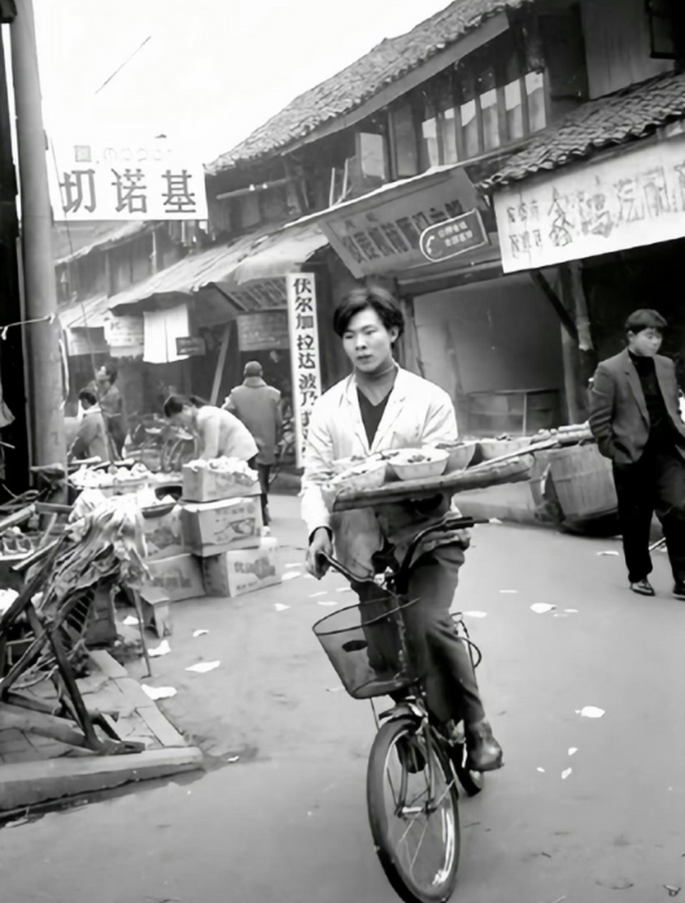 历史老照片 上世纪90年代左右,四川成都的送餐员,不管是骑车技术
