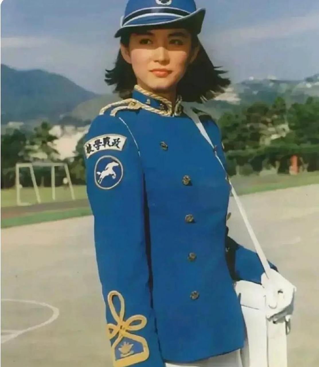 林青霞年轻时的照片被曝光,照片中她穿着一套天蓝色的制服,气质非常