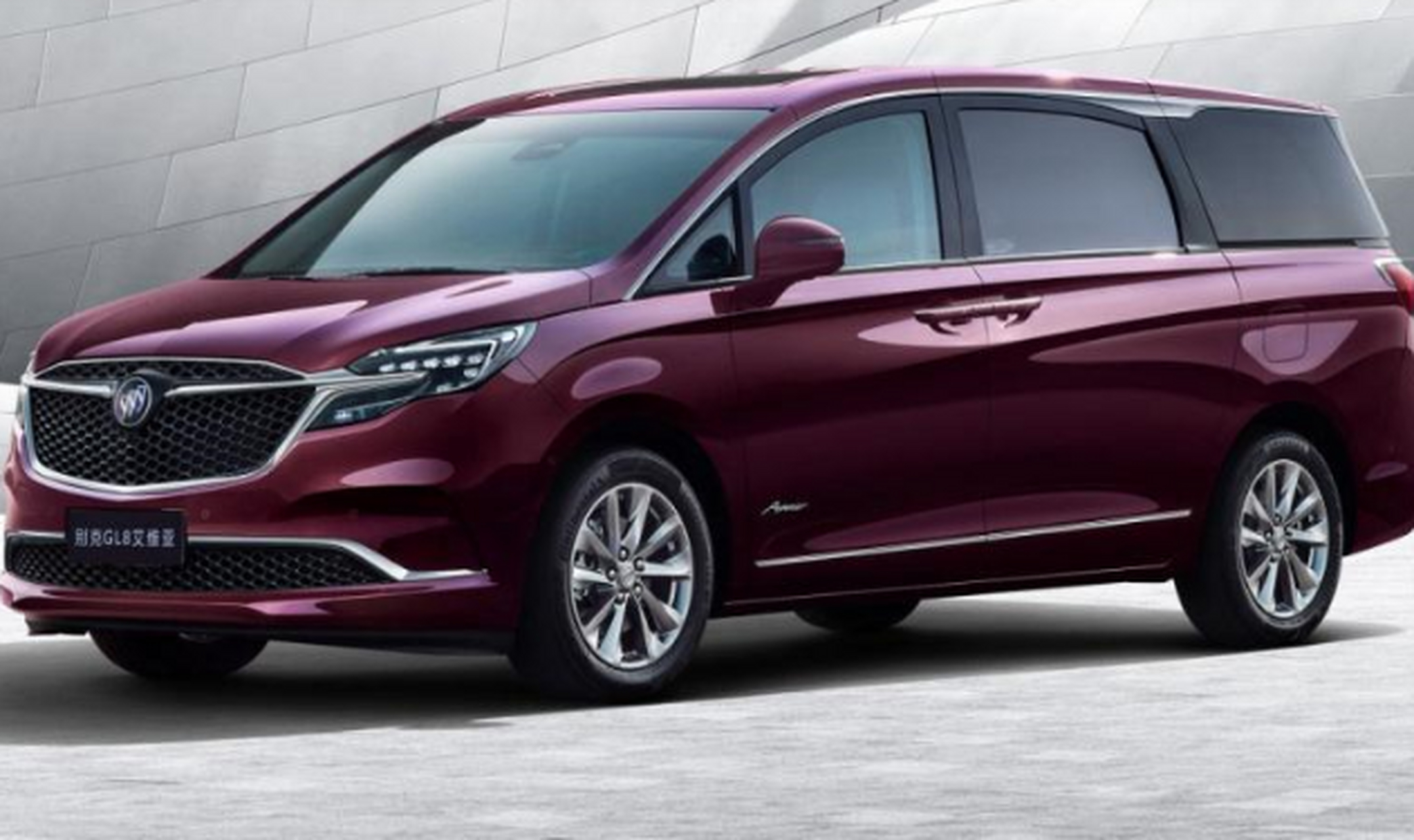 新款别克gl8 avenir前脸采用了"盾形"的进气格栅,内部为网状结构.