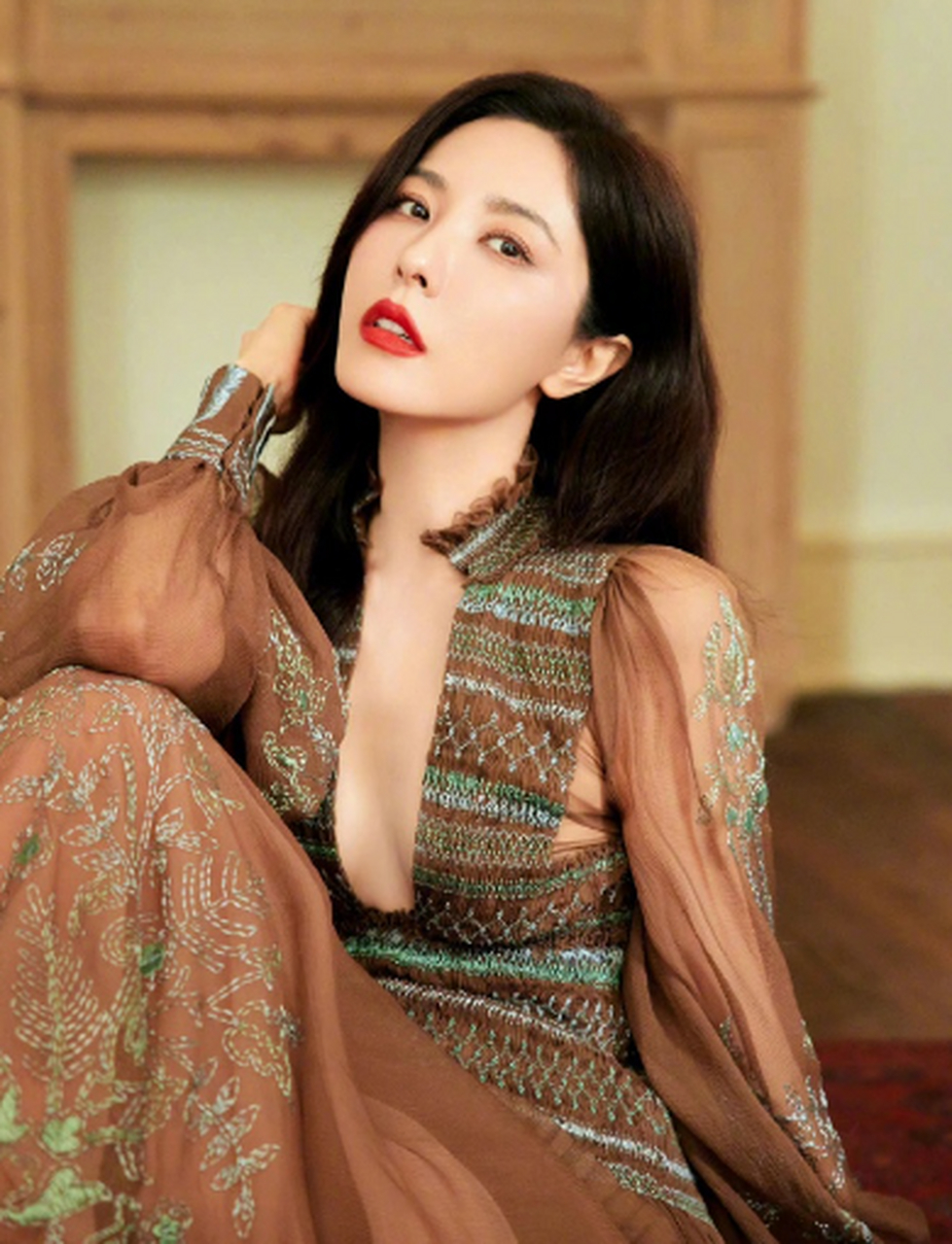 曾黎最近好多作品要上了,有电影《一闪一闪亮晶晶》,电视剧《偷偷藏不