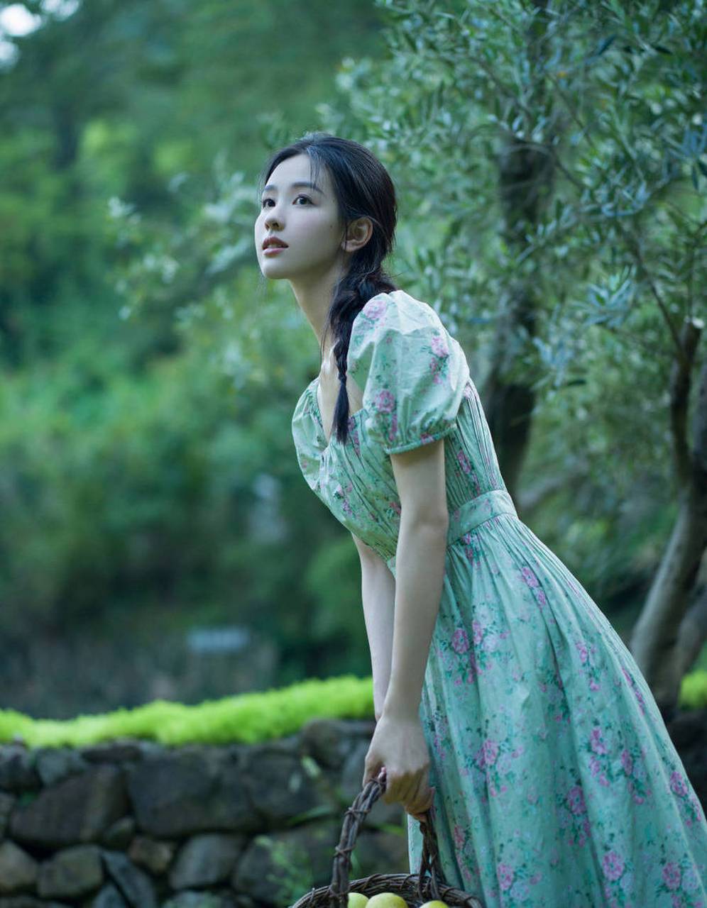 陈都灵最近在社交平台上晒出了自己的果园野游照片,身穿绿色碎花
