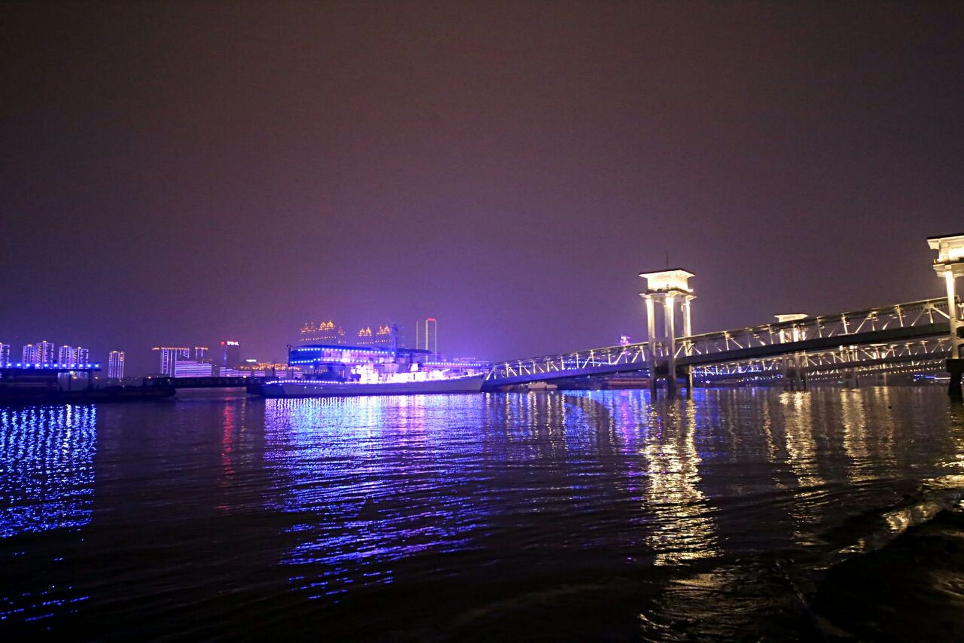 汉口江滩毗邻龙王庙,江汉路步行街,与黄鹤楼景区相望,是武汉市中心区