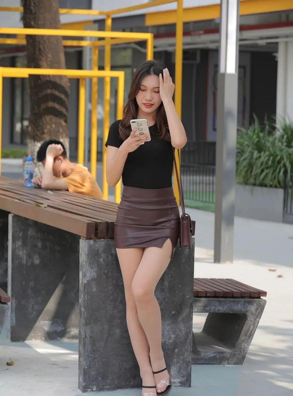 穿超短皮裙的美女 #娱乐最前沿