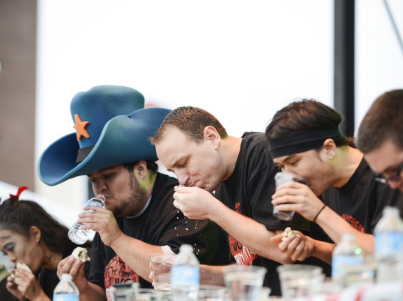 "吃脑"大赛:  美国明尼苏达州明尼阿波利斯市举行的"僵尸吃脑大赛"