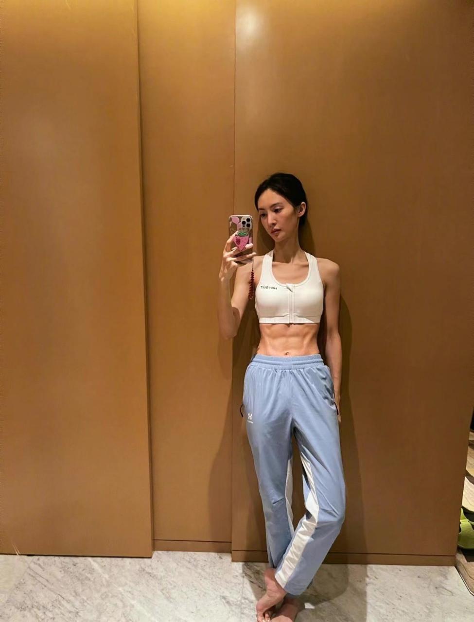 身材精瘦好似金刚芭比!丝毫不亚于肌肉男,这让网友们大吃一惊.