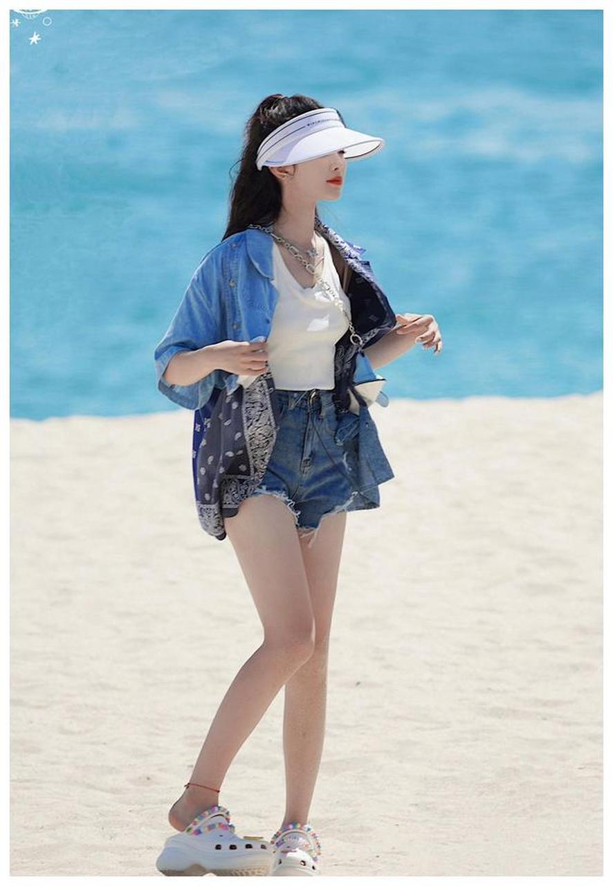 杨超越牛仔超短裤大长腿写真
