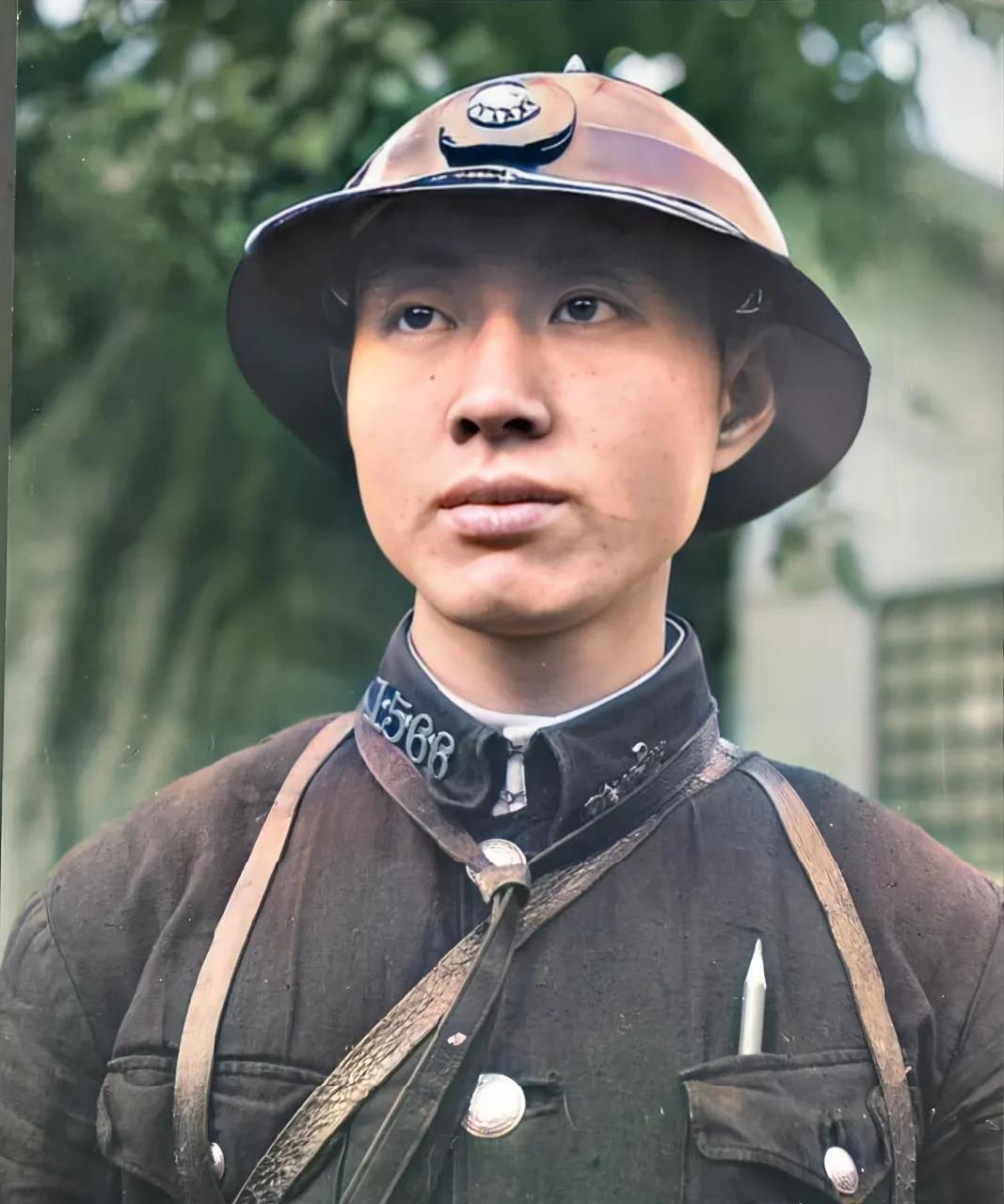 领动计划# 一张民国时期警察的老照片,照片中的年轻警察,有很周正的