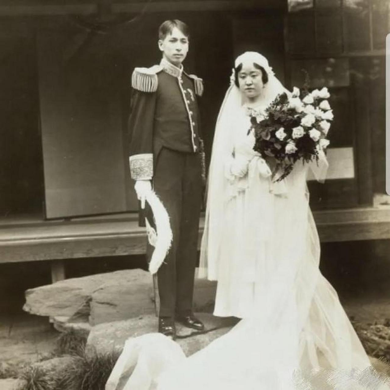 1931年,朝鲜德惠翁主与日本伯爵宗武志的婚礼照片曝光,照片中新娘身着