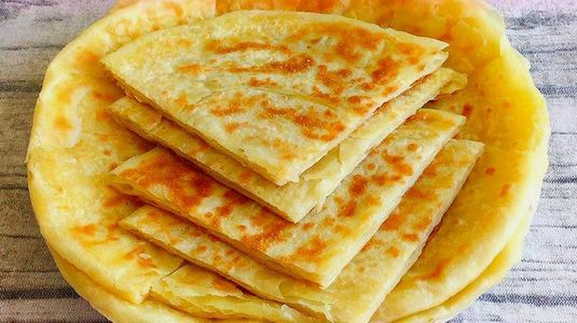 定西美食——烫面饼子 刚出锅的饼子金黄焦脆,使人馋涎欲滴,但这时还