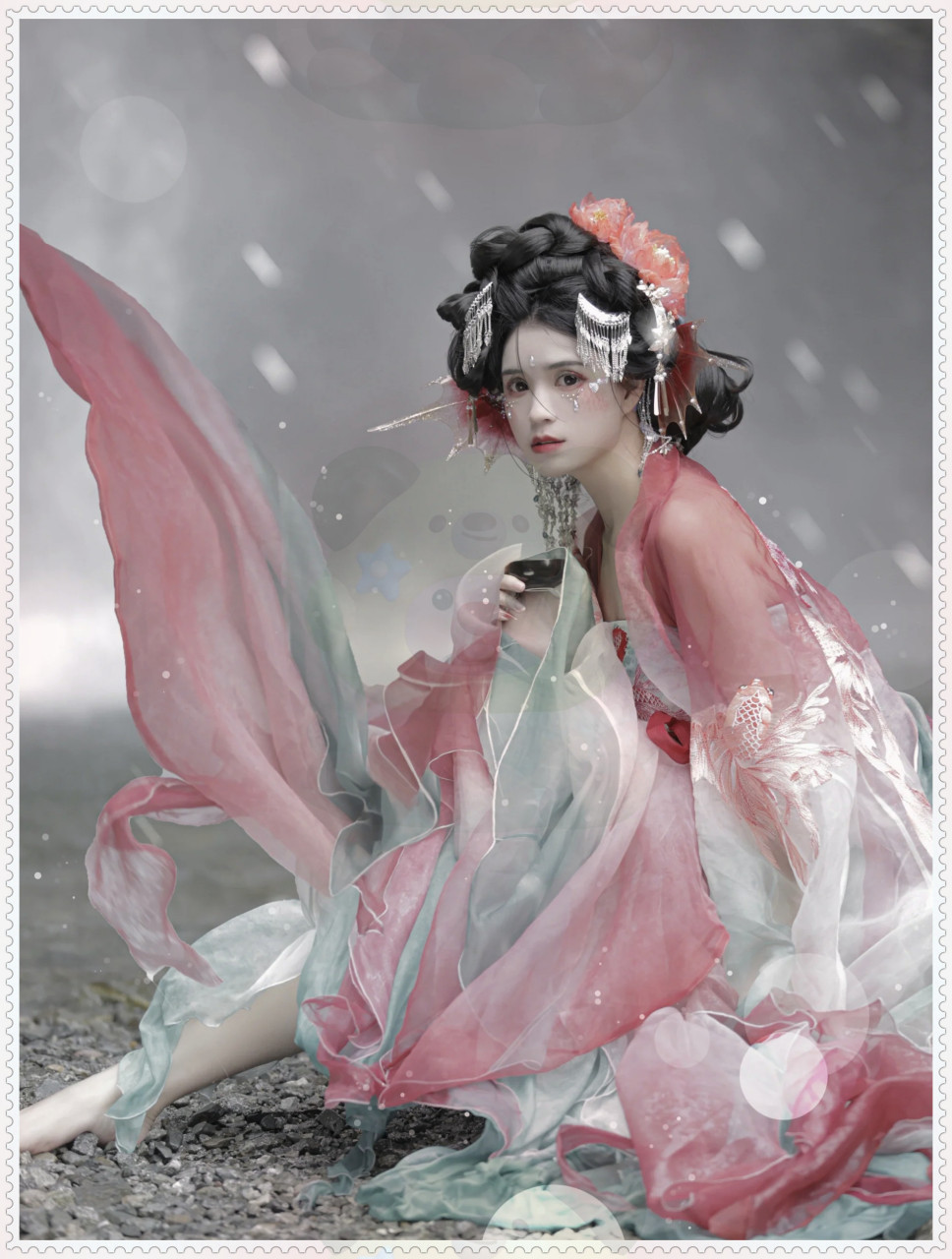 穿锦鲤汉服去瀑布拍照  今天,我穿上了锦鲤汉服,来到了成都版的百丈漂