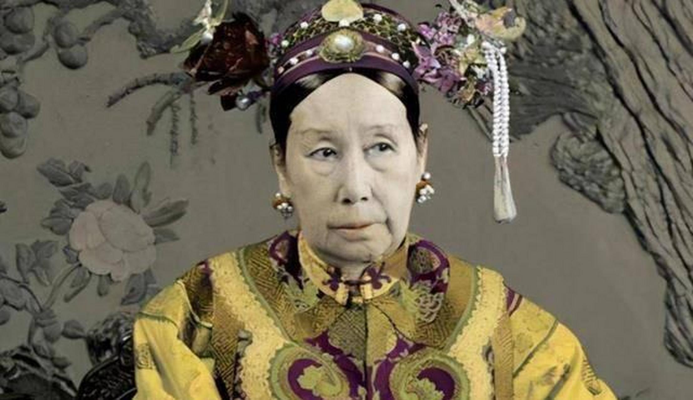 在清朝时期,珍妃是光绪皇帝最受宠爱的妃子之一!她年轻貌美,性格开朗,