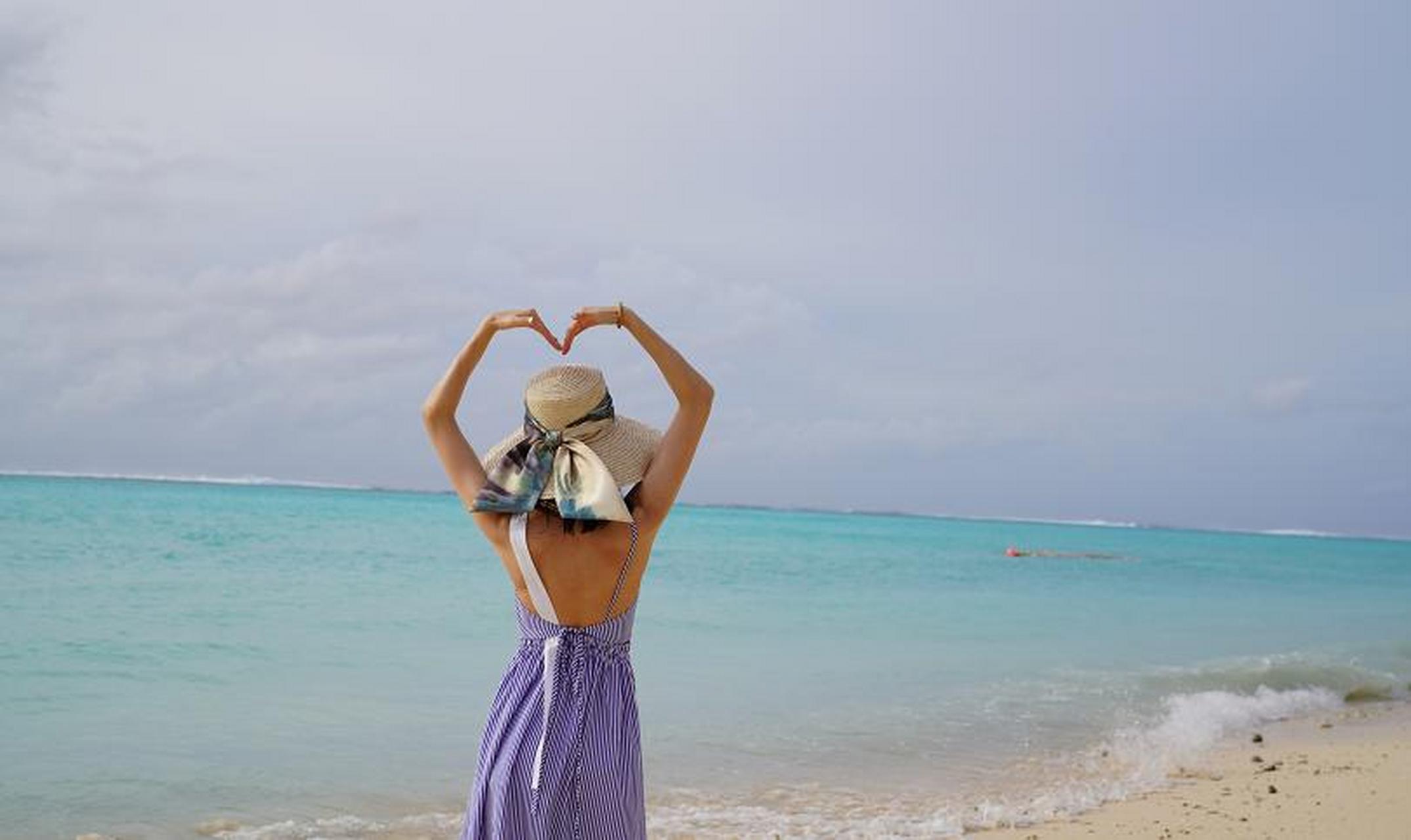 37岁翟煦飞穿比基尼海边秀身材,肤白貌美,曲线迷人,完全不输当红女