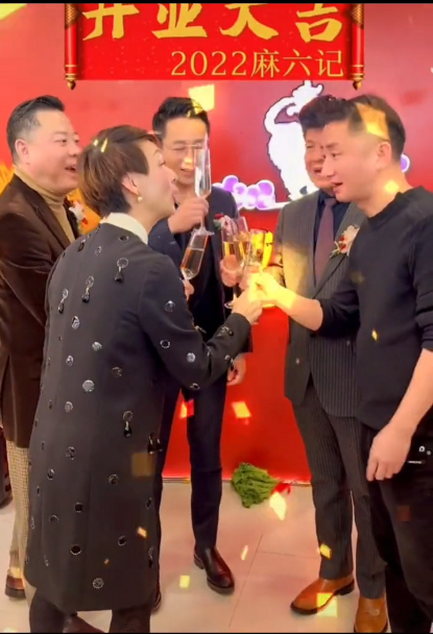 活动现场,汪小菲进行剪彩,整个过程中显得温文尔雅
