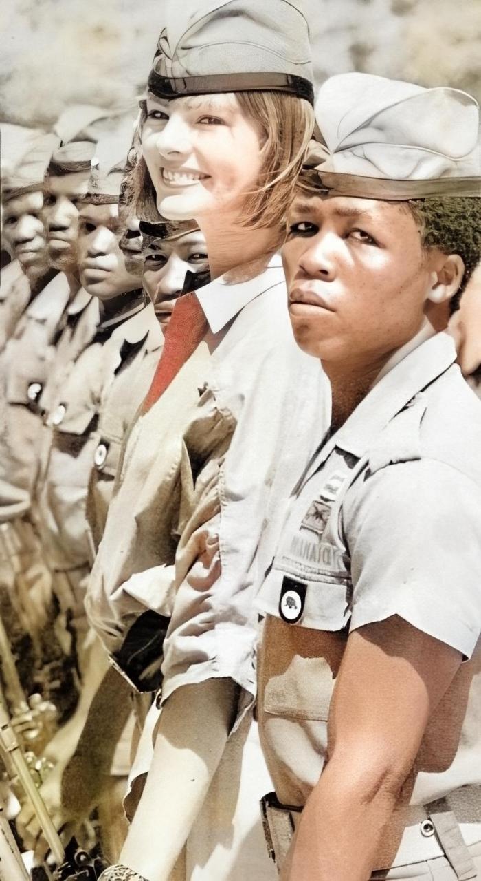 在1987年的南非国防军中,有一位身材修长,五官立体,白皙肤色的年轻