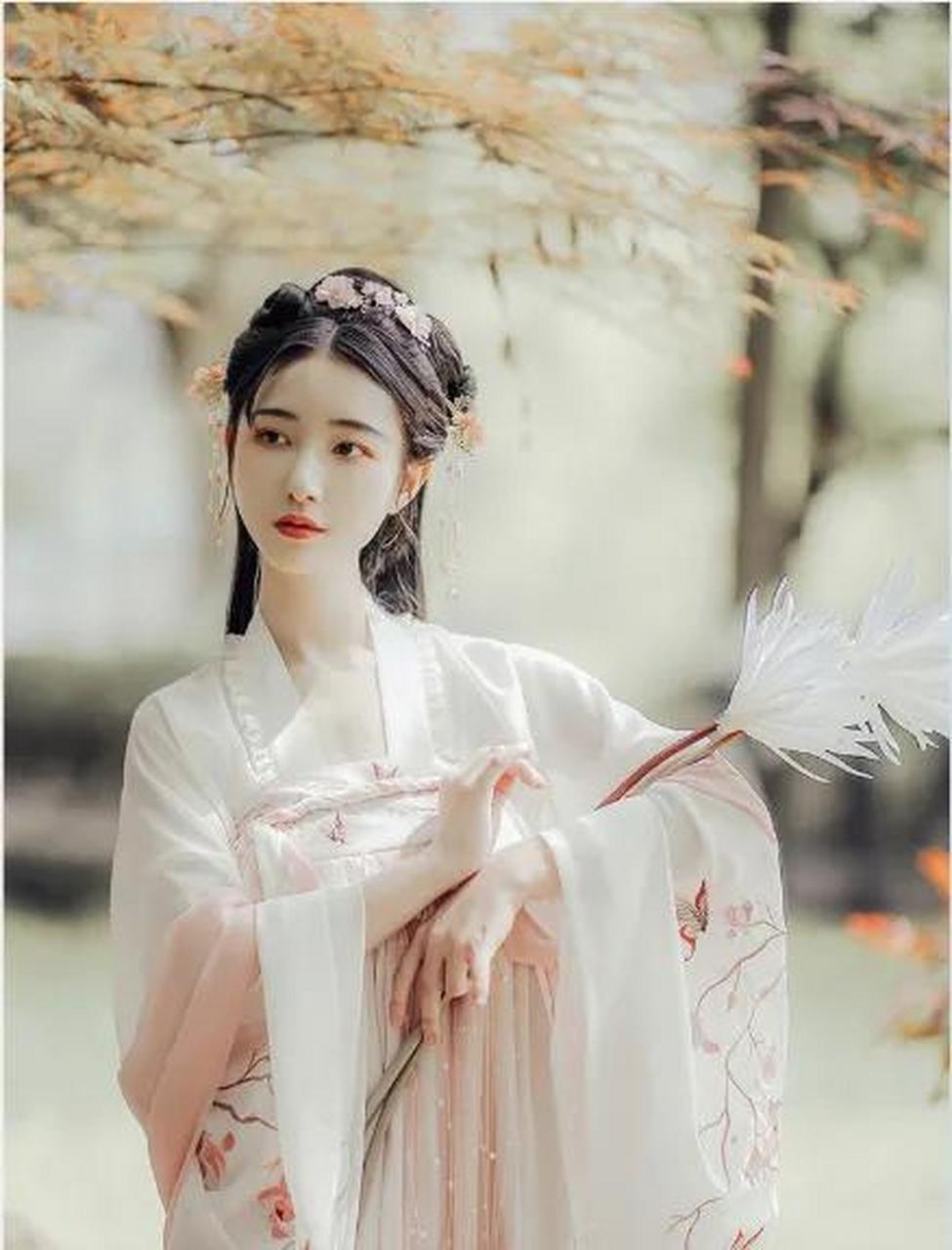 领动计划# 1572年,一群官兵将名妓马湘兰的幽兰馆包围,领头的气势