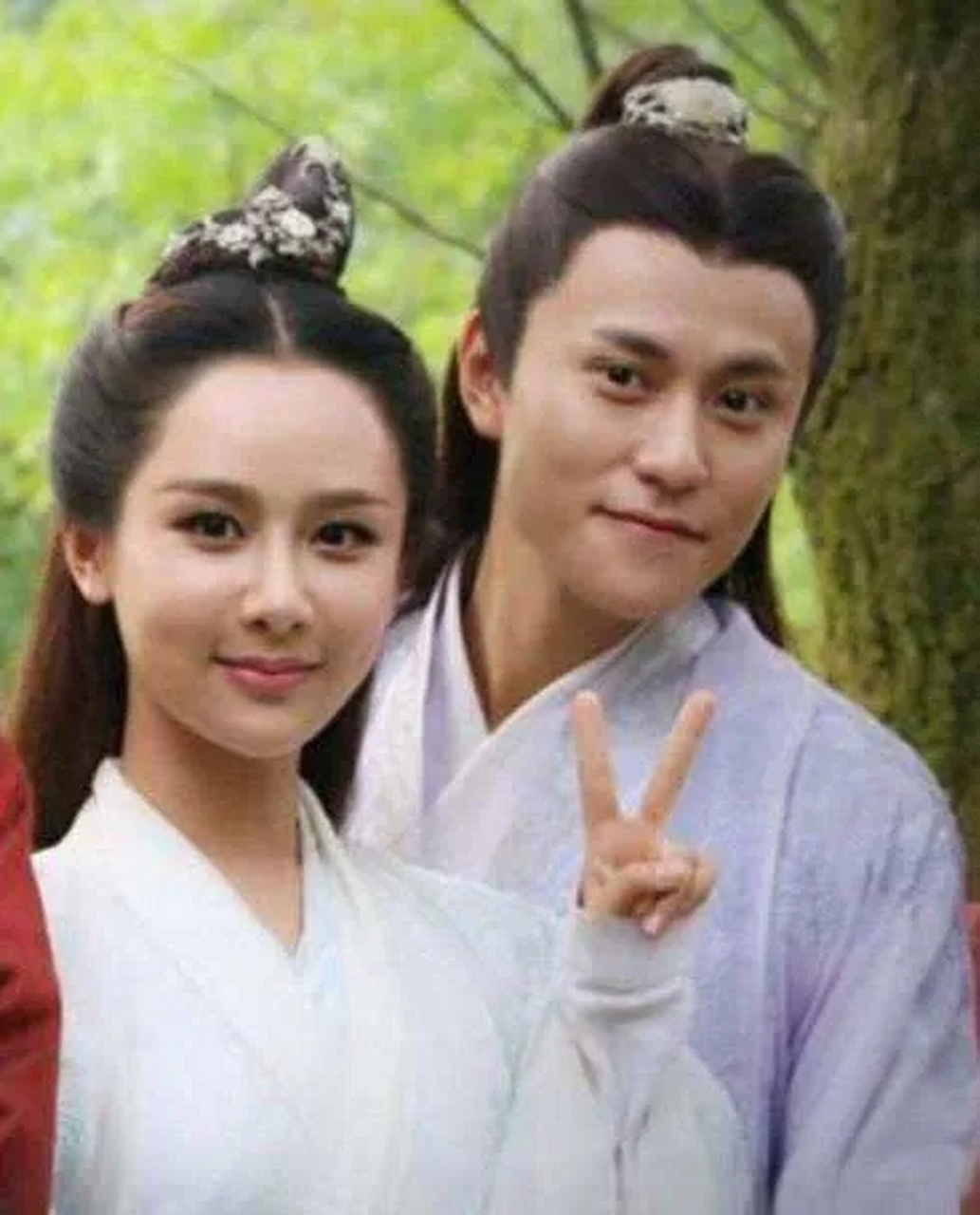 因为在吃饭席间秦俊杰向杨紫提出了分手.