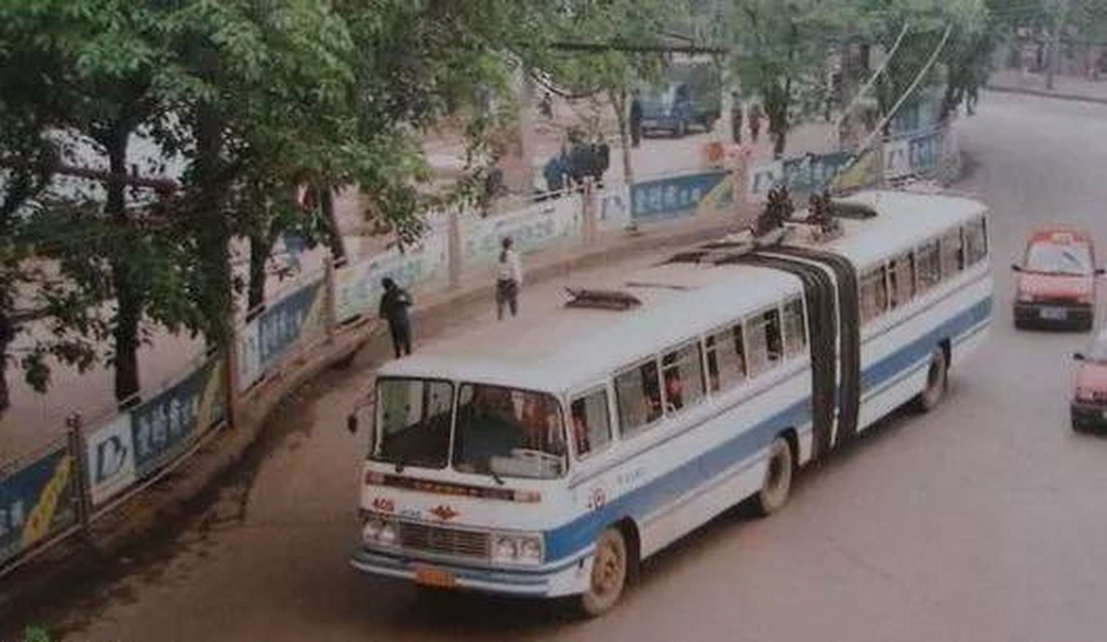 上个世纪80年代重庆的公交车,无轨电车,俗称辫子车,两条长长的辫子和