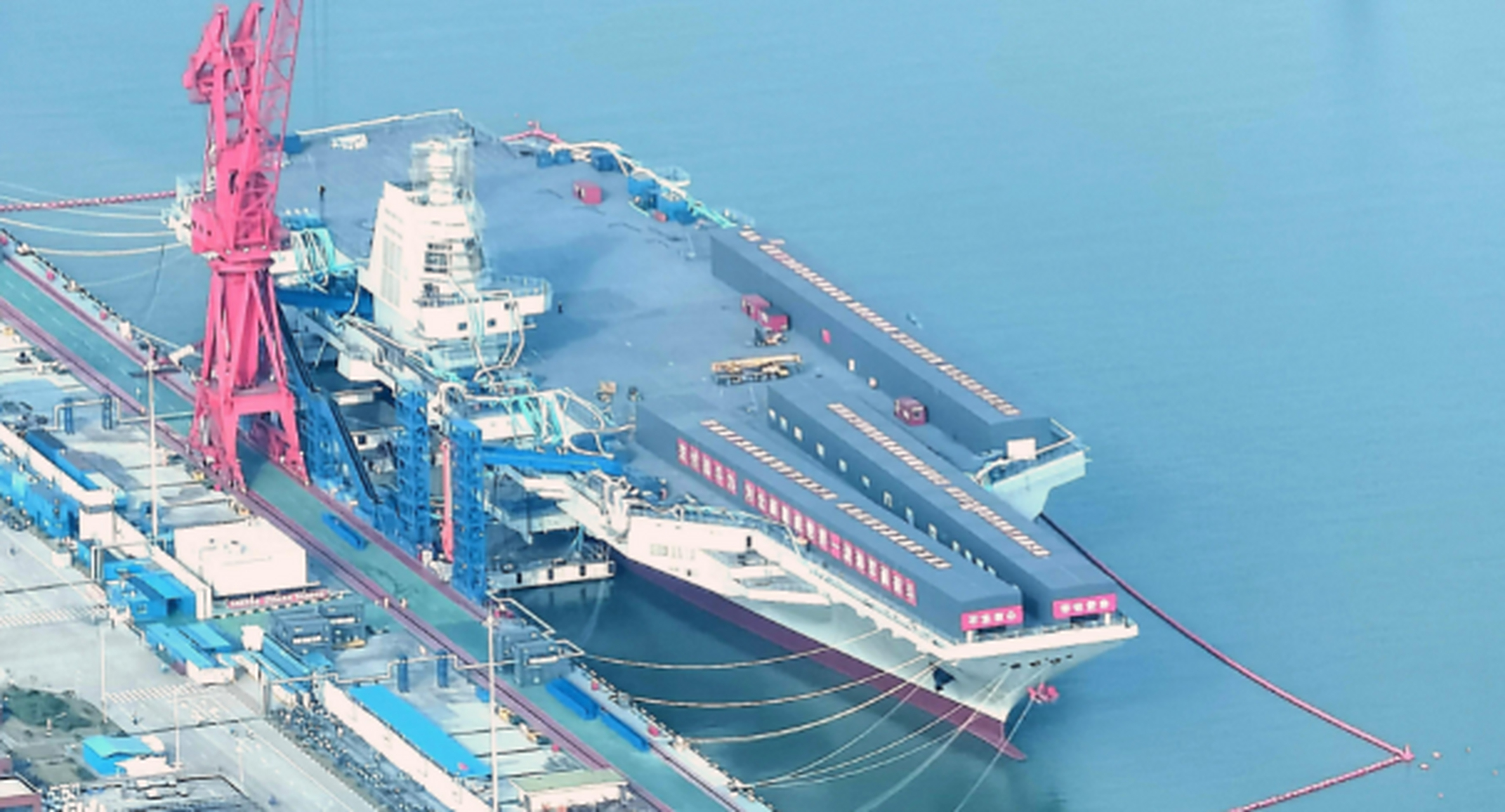 福建舰新样貌:脚手架拆除,相控阵雷达装配完毕,或在海军节首航 位于