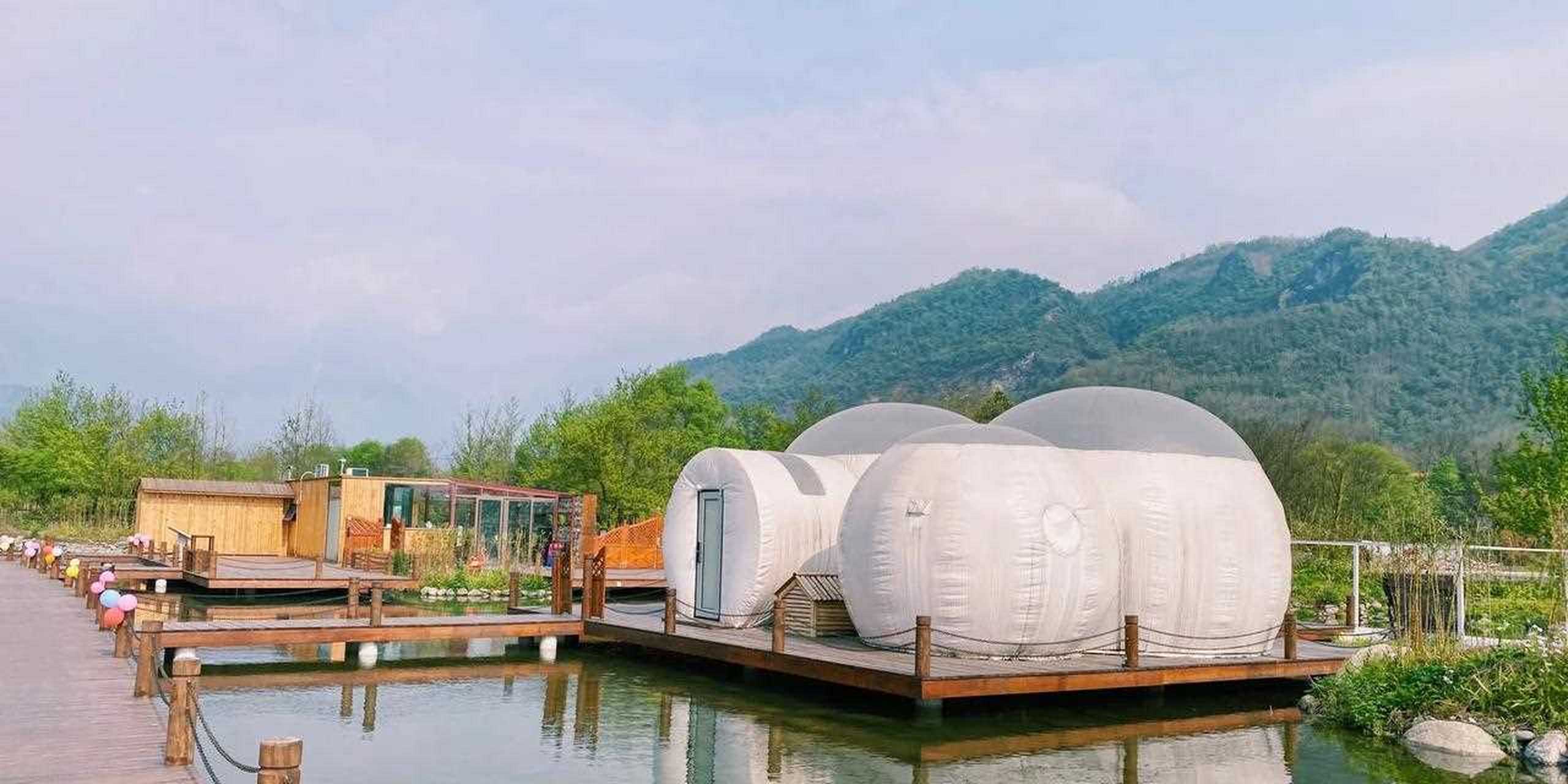 成都周边一个户外水上泡泡民宿[带着微博去旅行] 彭州小鱼洞心语星宿