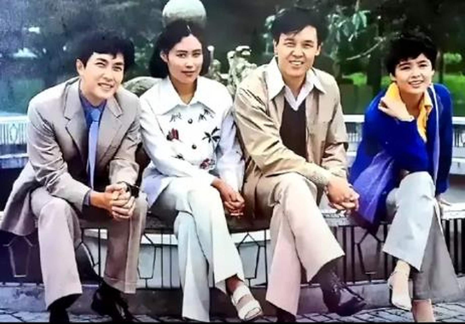 唐国强年轻时是真帅啊,就算在明星队伍中也是这么鹤立鸡群 剑眉星目