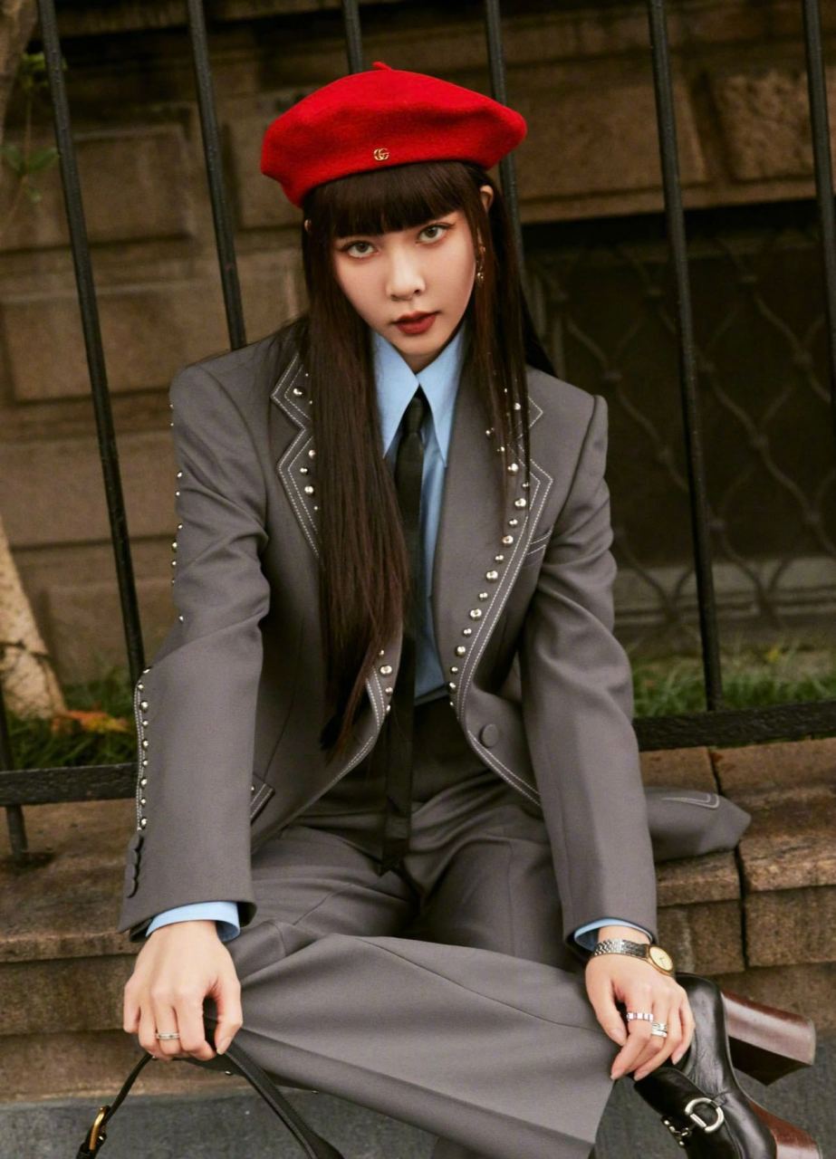 宋妍霏齐刘海贝雷帽造型,深灰套装质感与气场兼具,铆钉点缀更添甜酷