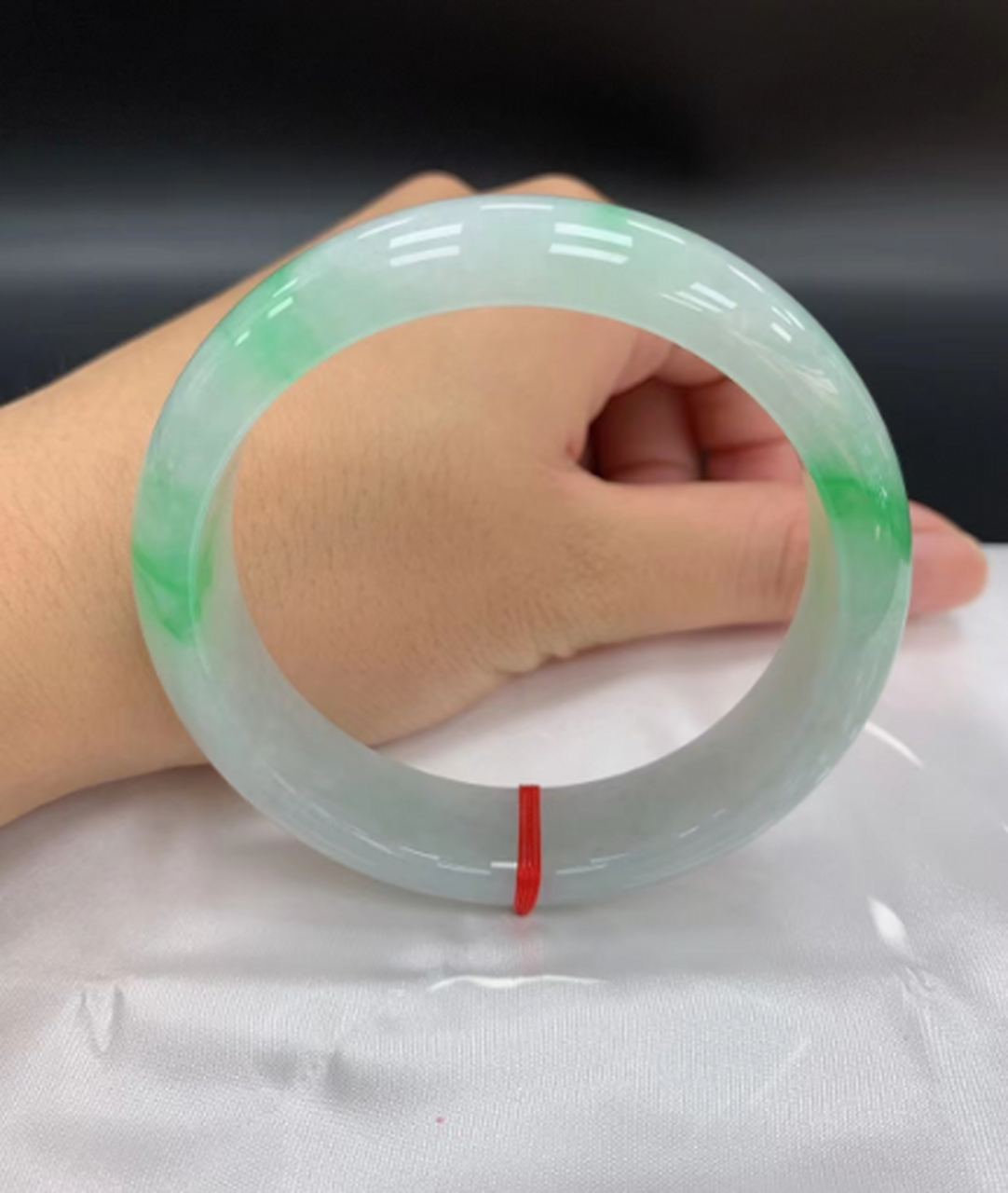 点击头像看直播# #翡翠手镯#圆条手镯也是特别经典的,但是在市面梢膊