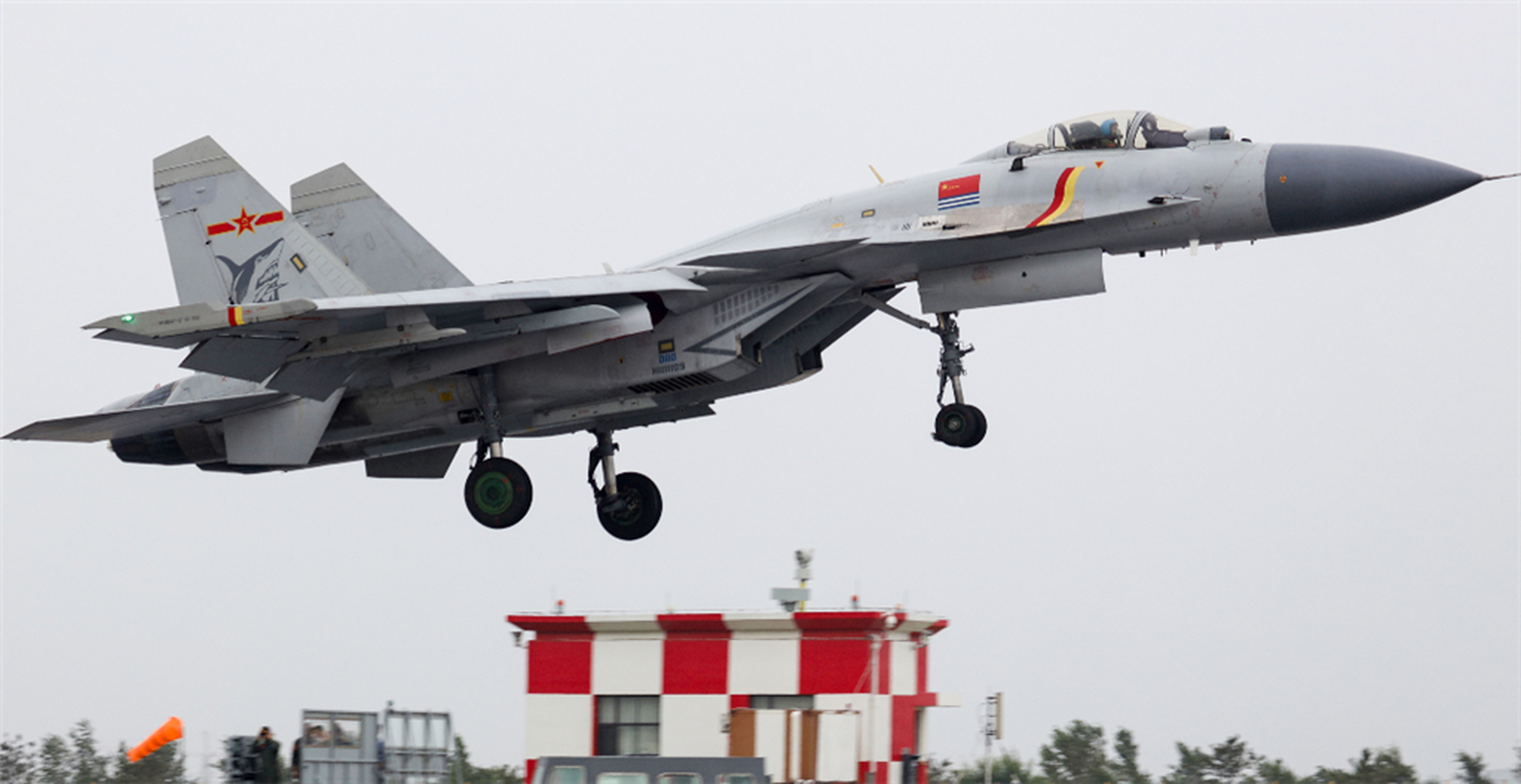 海军最新型的歼15t战斗机正在紧锣密鼓的测试中,它是歼15战机的最新