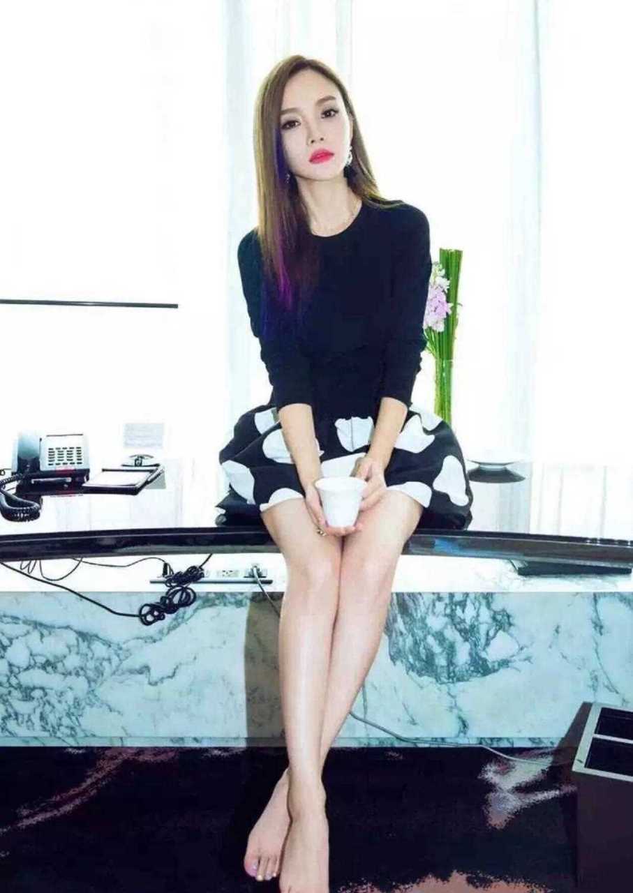 李小璐的腿原来这么美,肤白貌美,脚丫也漂亮,爱了爱了!