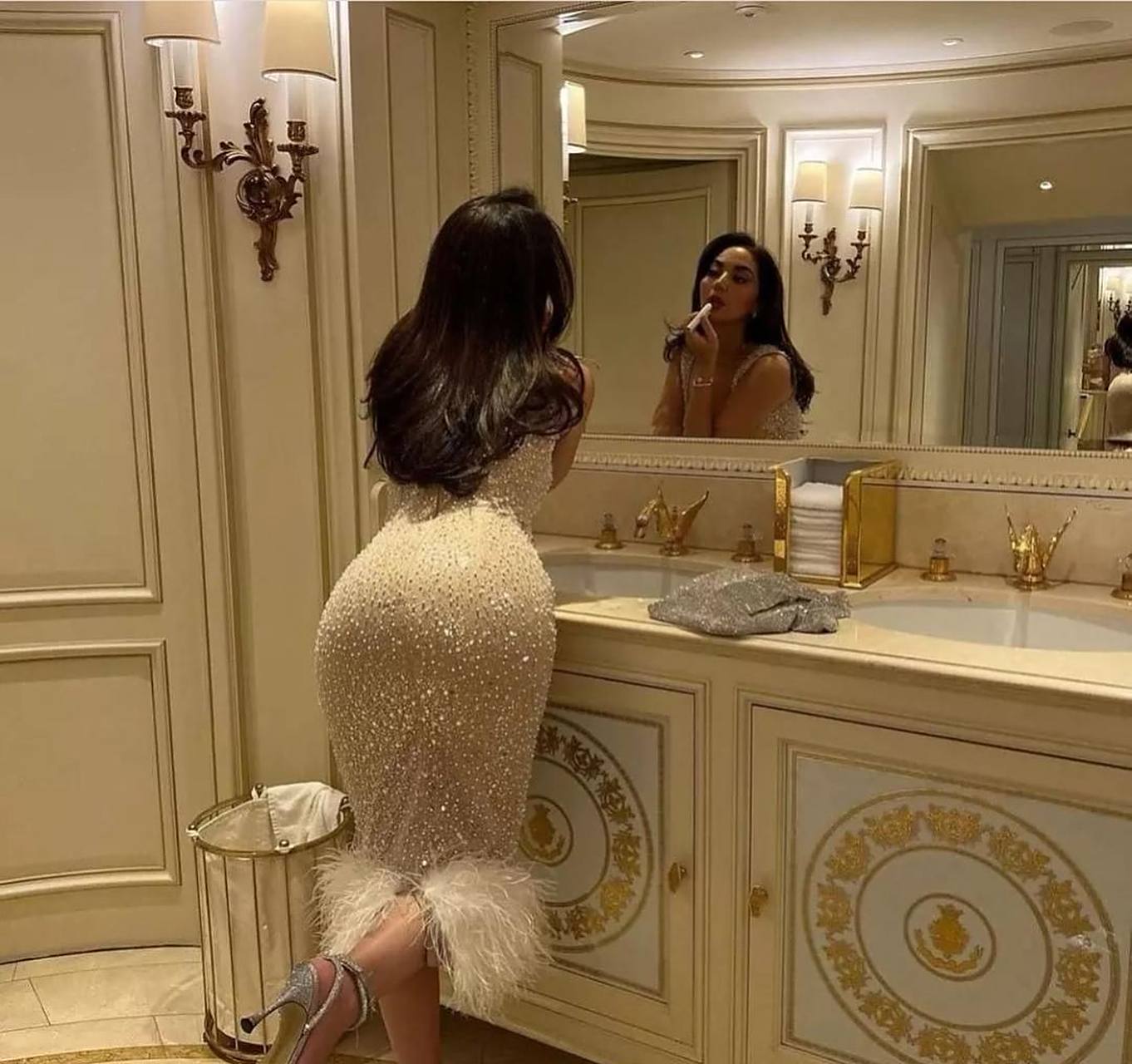 虽然在沙特女性外出的时候要穿黑袍阿巴雅,但其实沙特商场里面的衣服