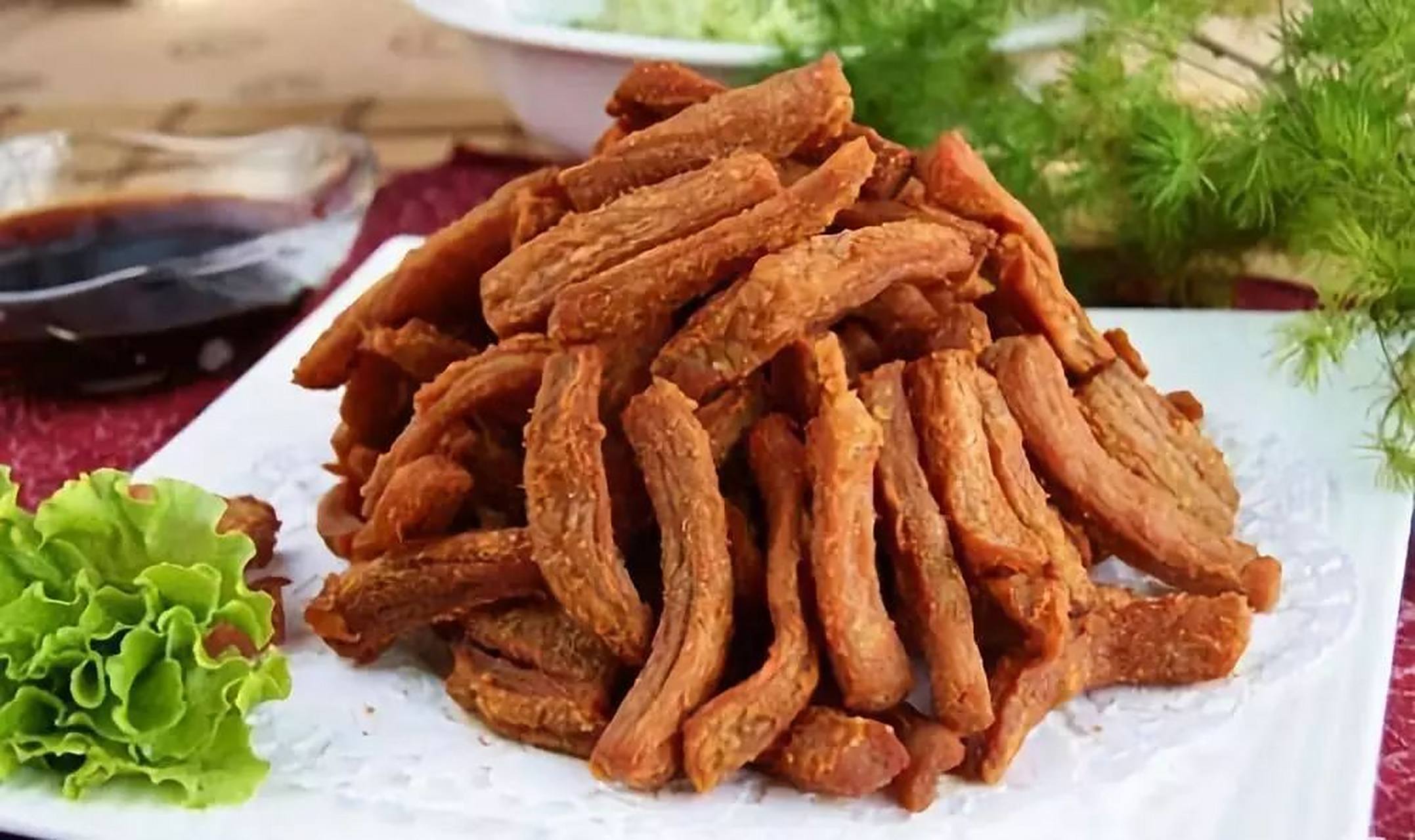 脂渣,俗称压缩肉,很多朋友应该没有吃过脂渣,这也算是青岛一大特色了