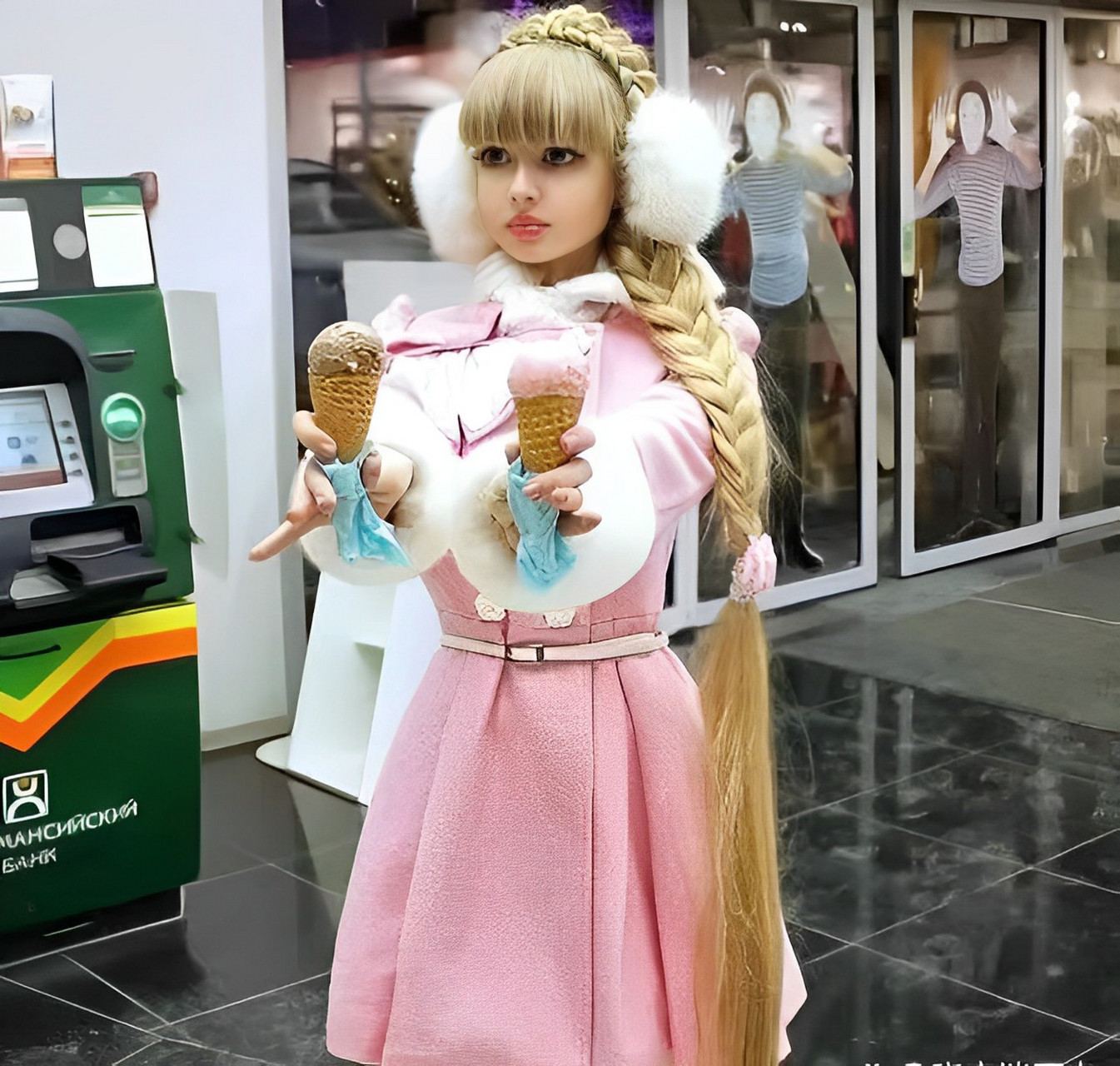 图为被誉为俄罗斯"真人芭比"的安吉莉卡·科诺娃,1988年出生.