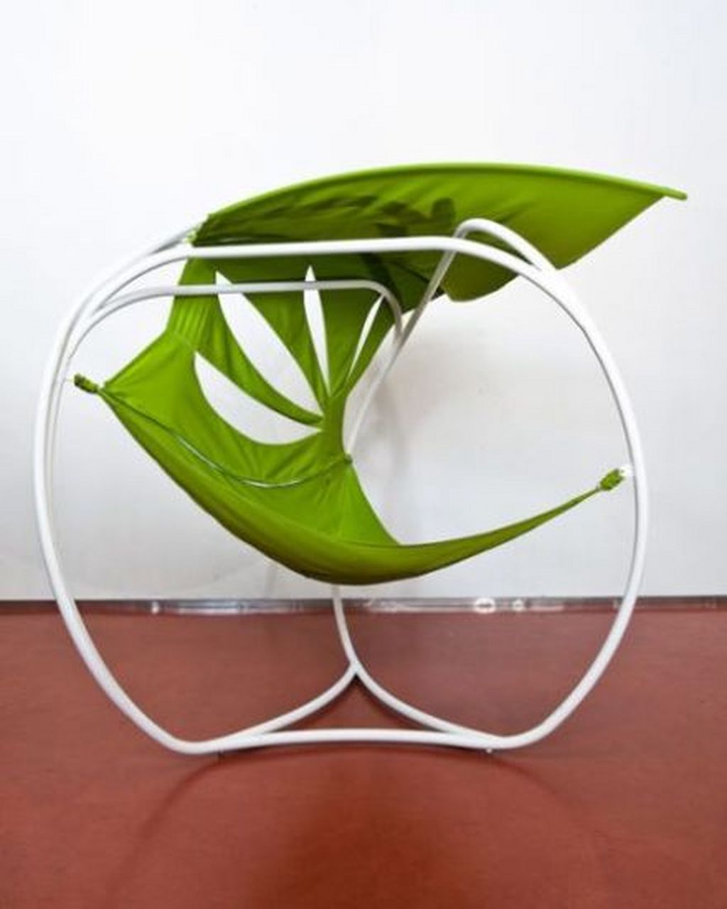 它结构稳定,表面覆有具有防晒功能的纤维布料,给人一种吊床般的舒适感