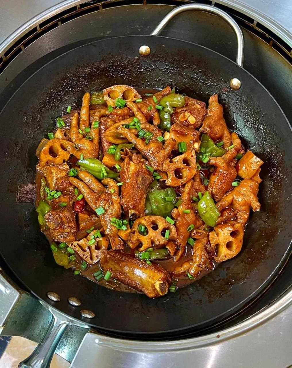 教你们做一个超好吃的排骨鸡爪煲～ 排骨鸡爪煲煮的时候一定要多准备