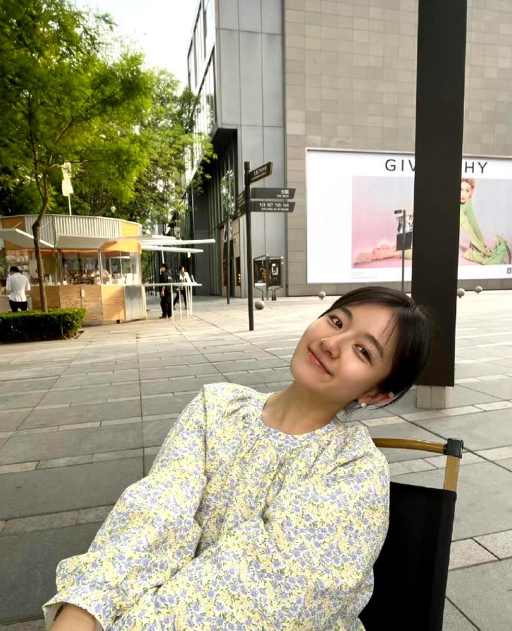 李兰迪的素颜照散发着温柔大气,让人感受到清新氧气般的邻家漂亮女孩