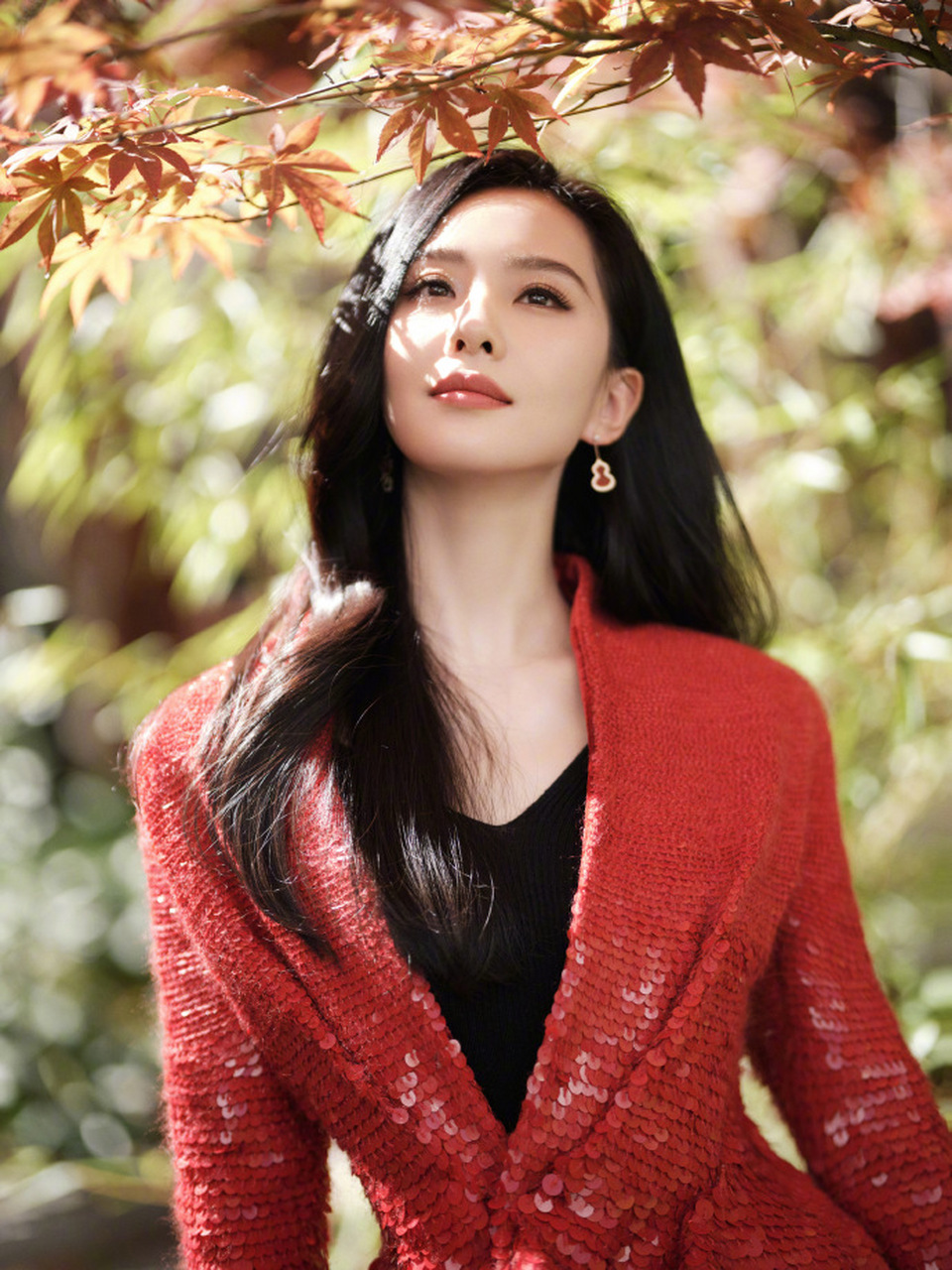 日前,刘诗诗出席悦享会,以两套高定礼服惊艳亮相,红色亮片礼裙,显得