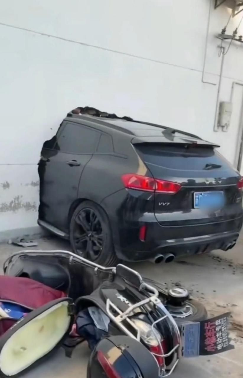 这辆车开的是有多快,能撞进别人的家里 #趣图搞笑