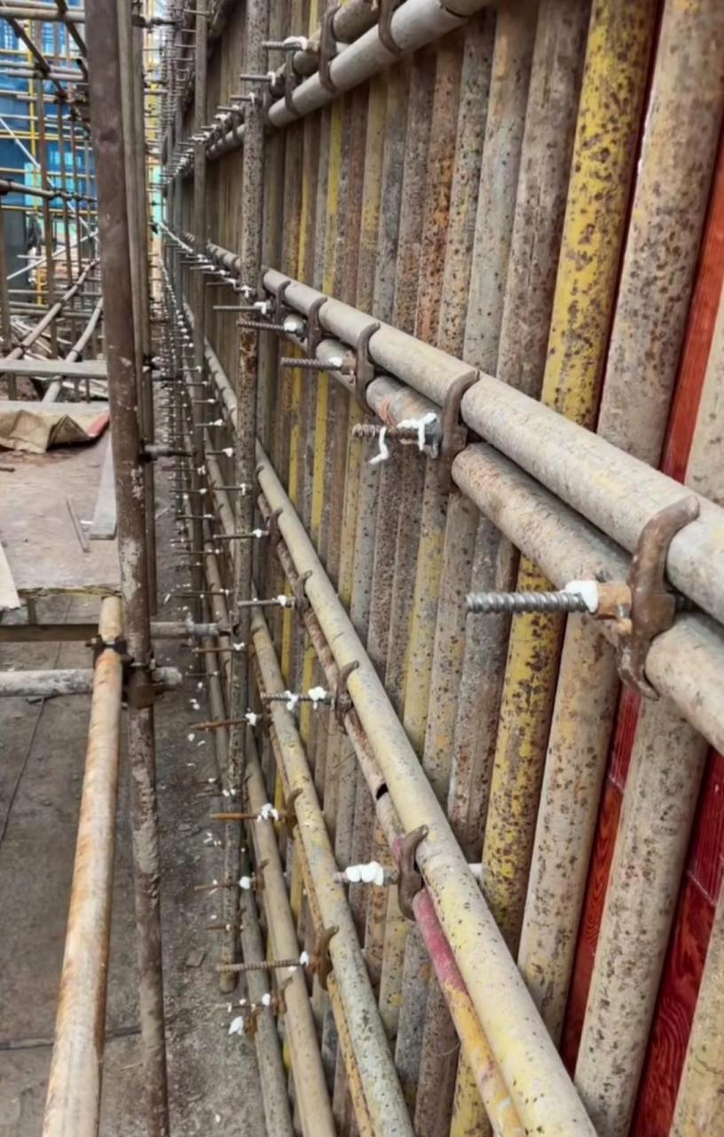 网友:剪力墙支模, 每根螺杆都打了胶,这样应该没问题了吧?