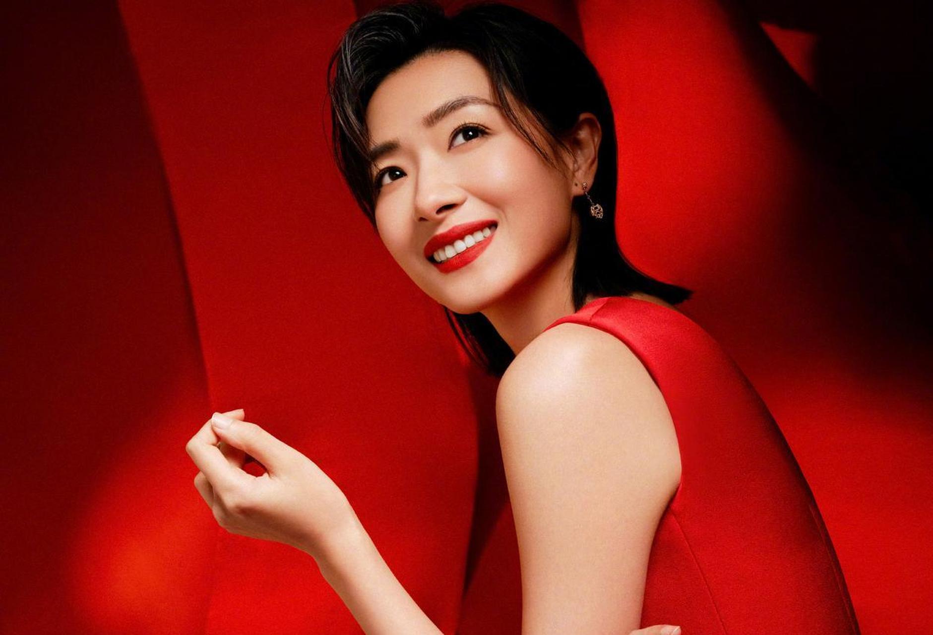 万茜2023兔年春晚红裙造型,从头红到脚的造型真的是年味儿十足呀[比心