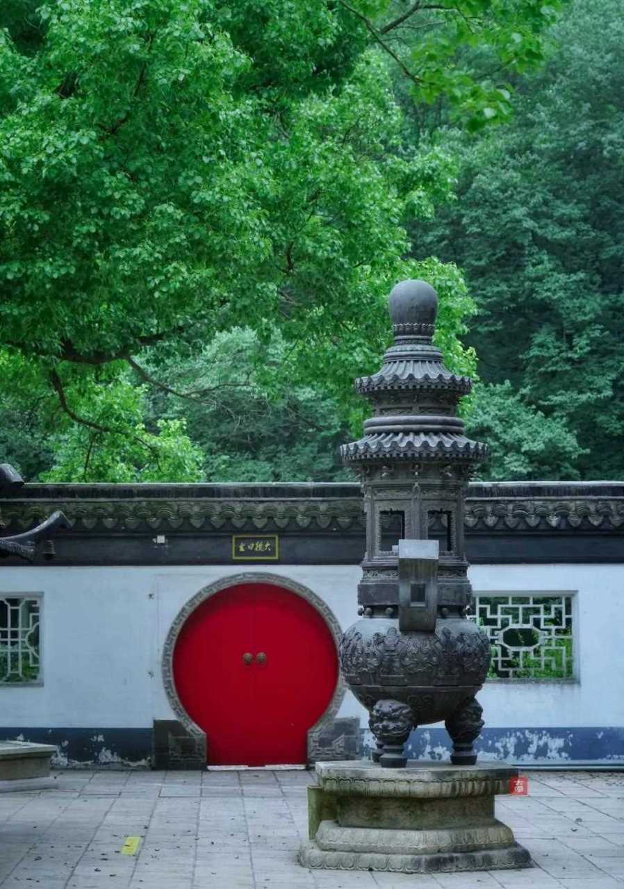 藏海寺位于常熟虞山之巅,历史悠久